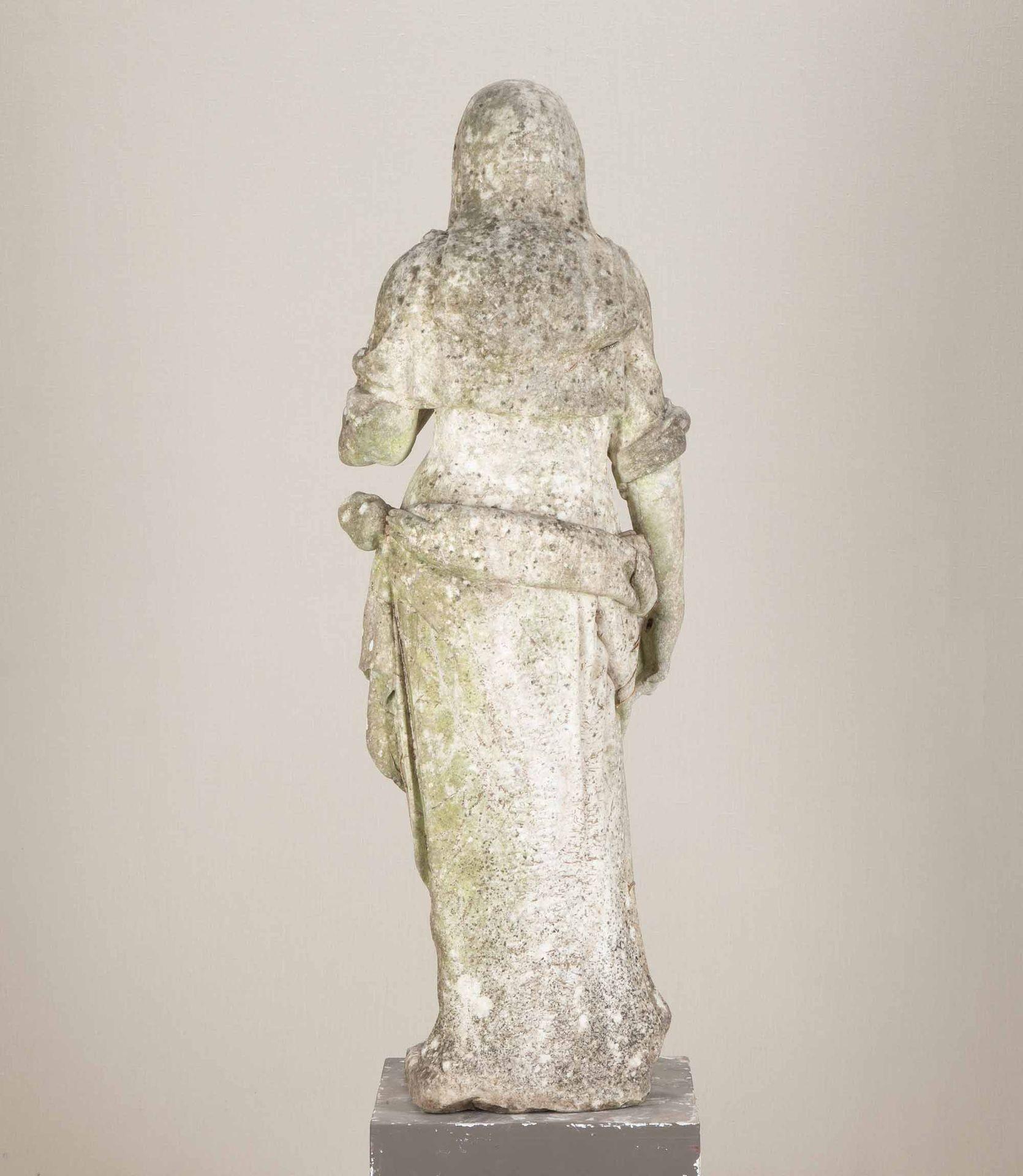 XIXe siècle Grande figure de jardin en marbre sculpté du début du 19e siècle représentant une vestale en vente