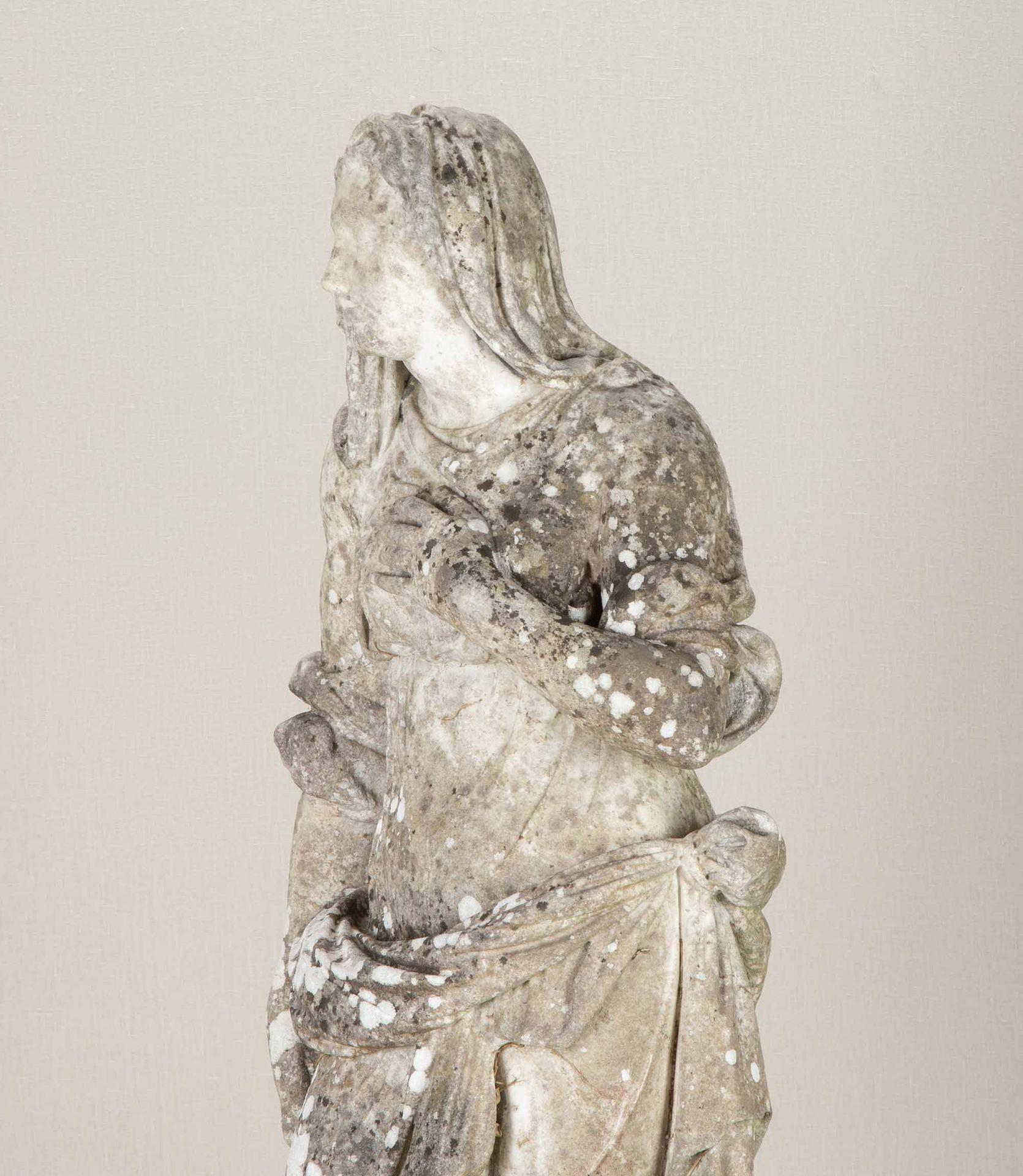 Marbre Grande figure de jardin en marbre sculpté du début du 19e siècle représentant une vestale en vente
