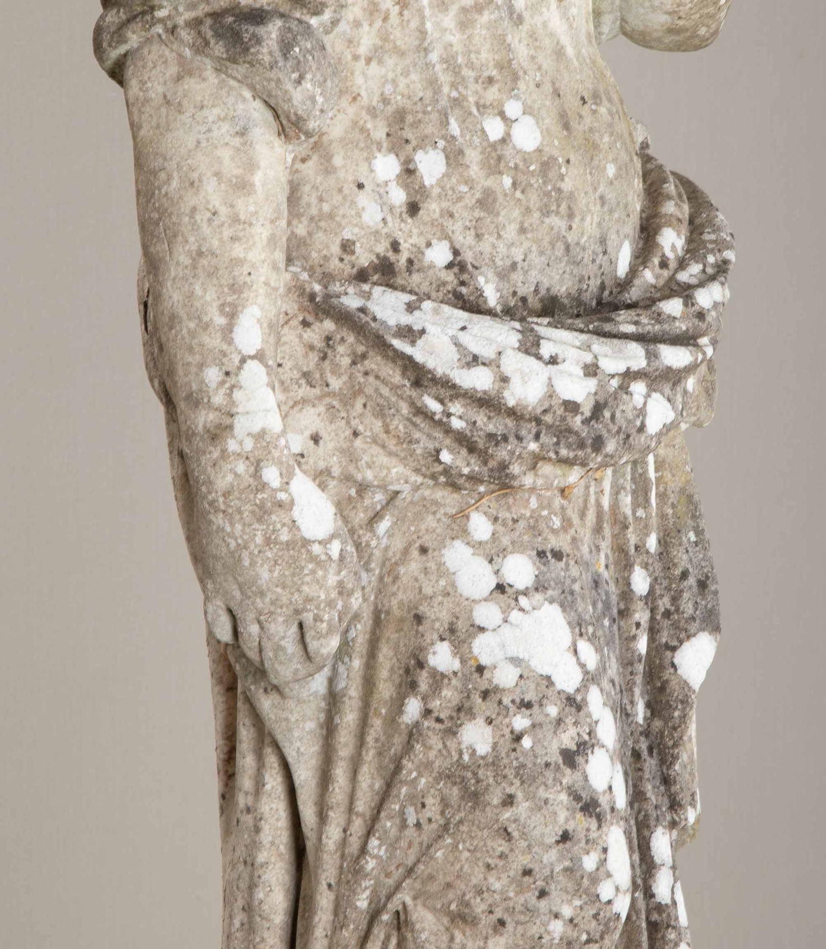 Grande figure de jardin en marbre sculpté du début du 19e siècle représentant une vestale en vente 1