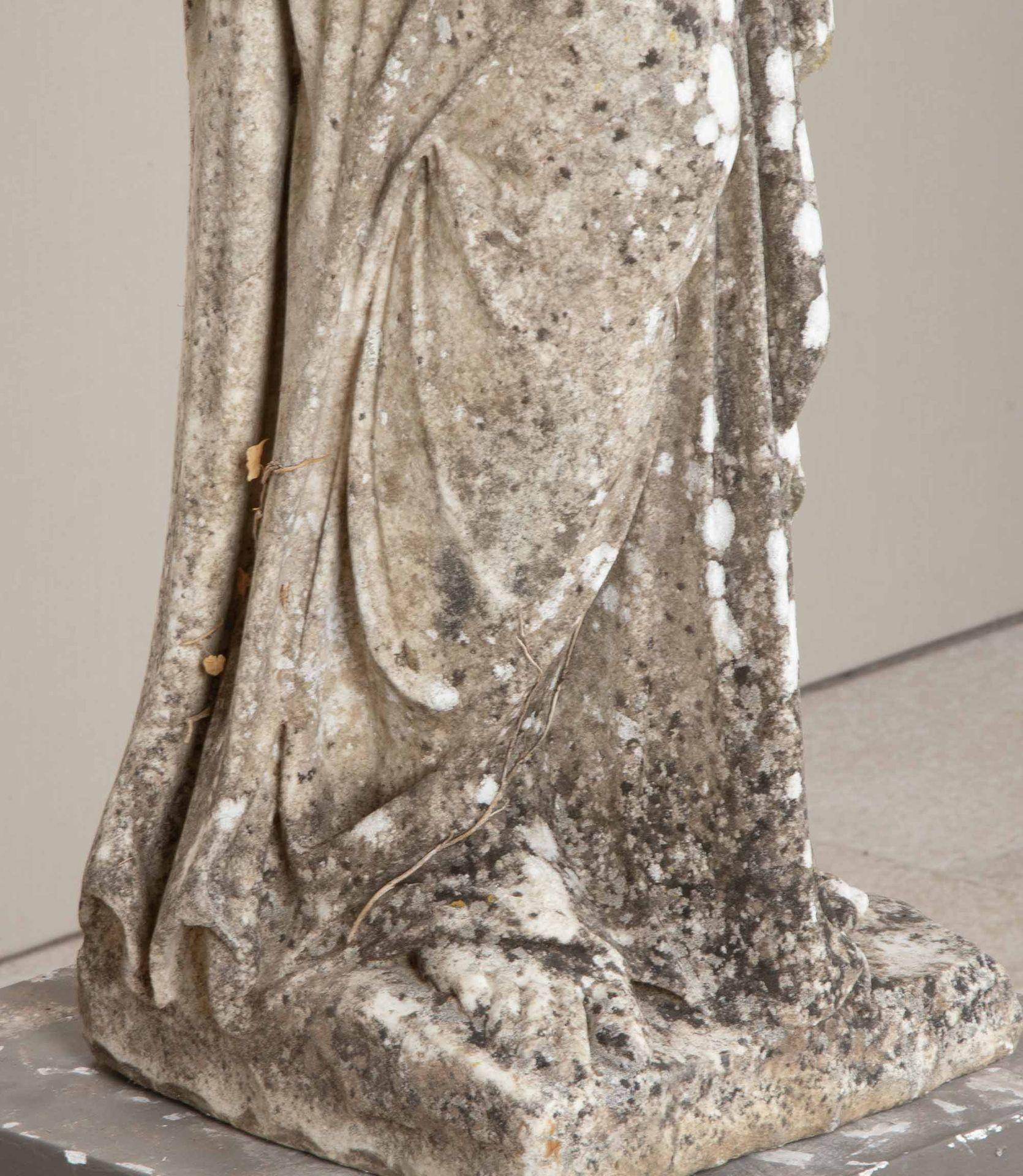 Grande figure de jardin en marbre sculpté du début du 19e siècle représentant une vestale en vente 2