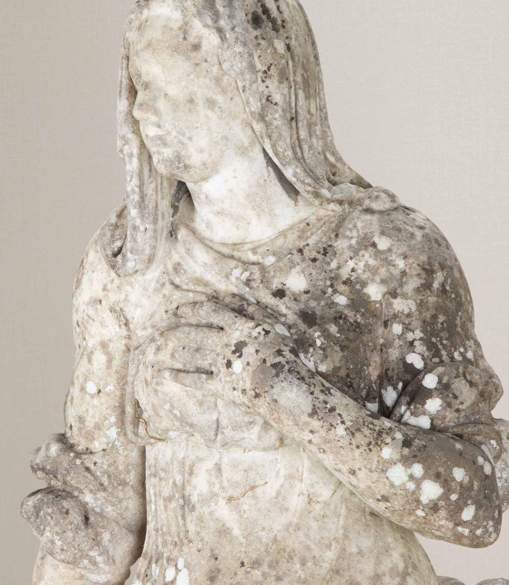 Grande figure de jardin en marbre sculpté du début du 19e siècle représentant une vestale en vente 3