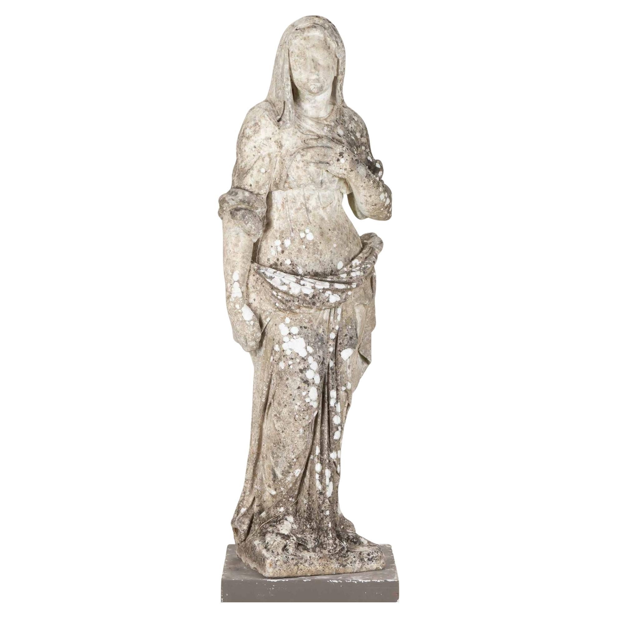 Grande figure de jardin en marbre sculpté du début du 19e siècle représentant une vestale en vente