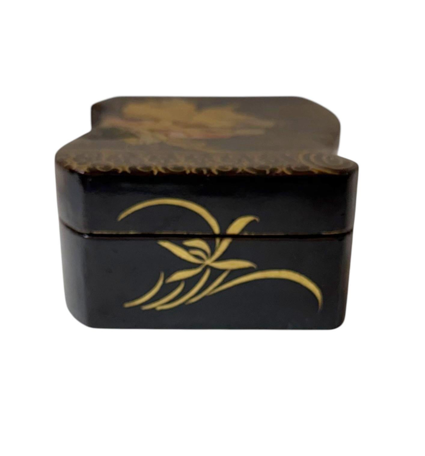 Large Early 19th Century Chinese Black Lacquer Scroll Form Box In Good Condition For Sale In Tampa, FL