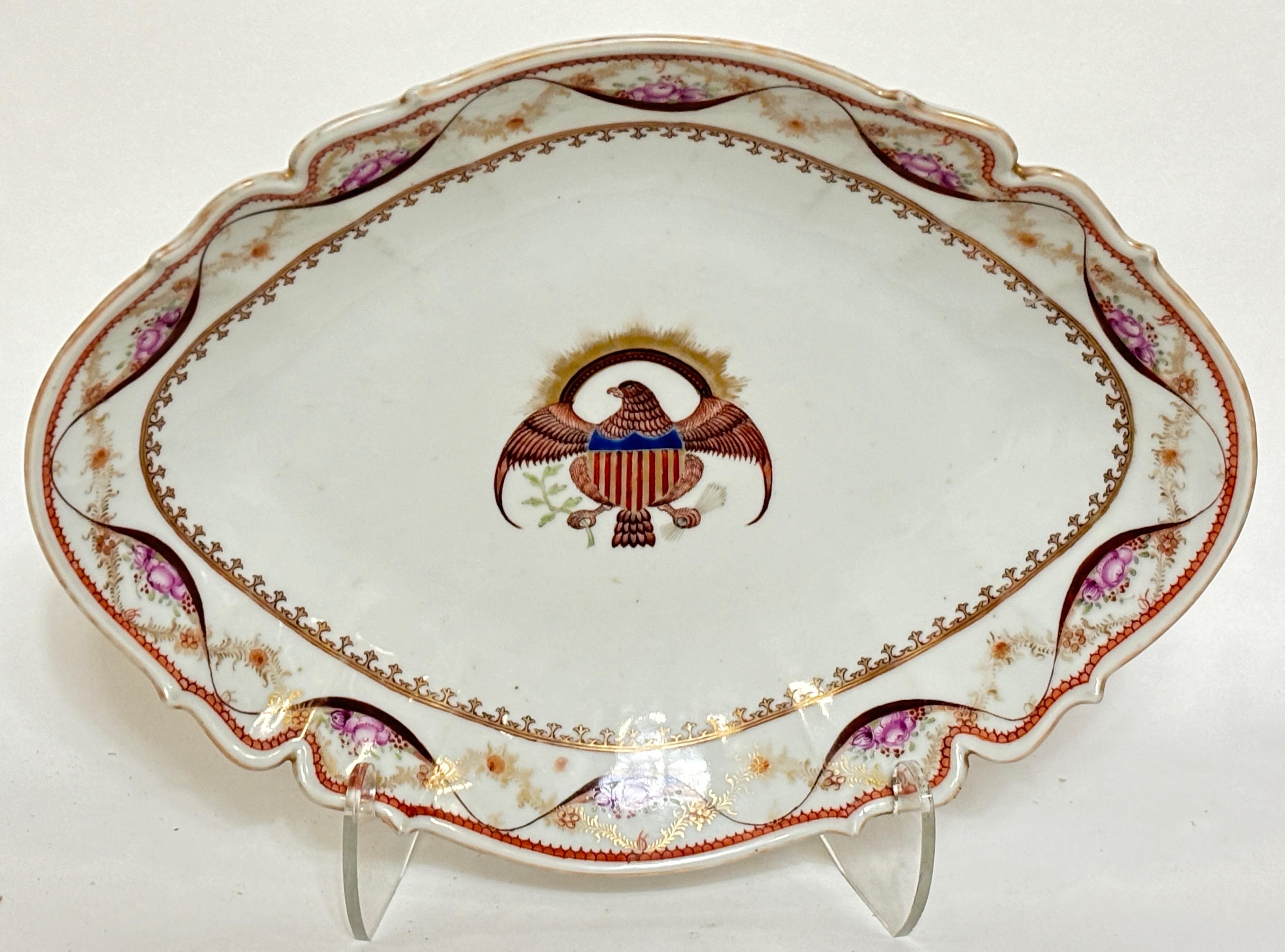 Bandeja ovalada de porcelana china de exportación American Eagle Armorial. Hecha para el mercado estadounidense, ya que en el centro de la bandeja hay una representación china del escudo del Águila de Estados Unidos. 
Excelente estado antiguo. Sólo