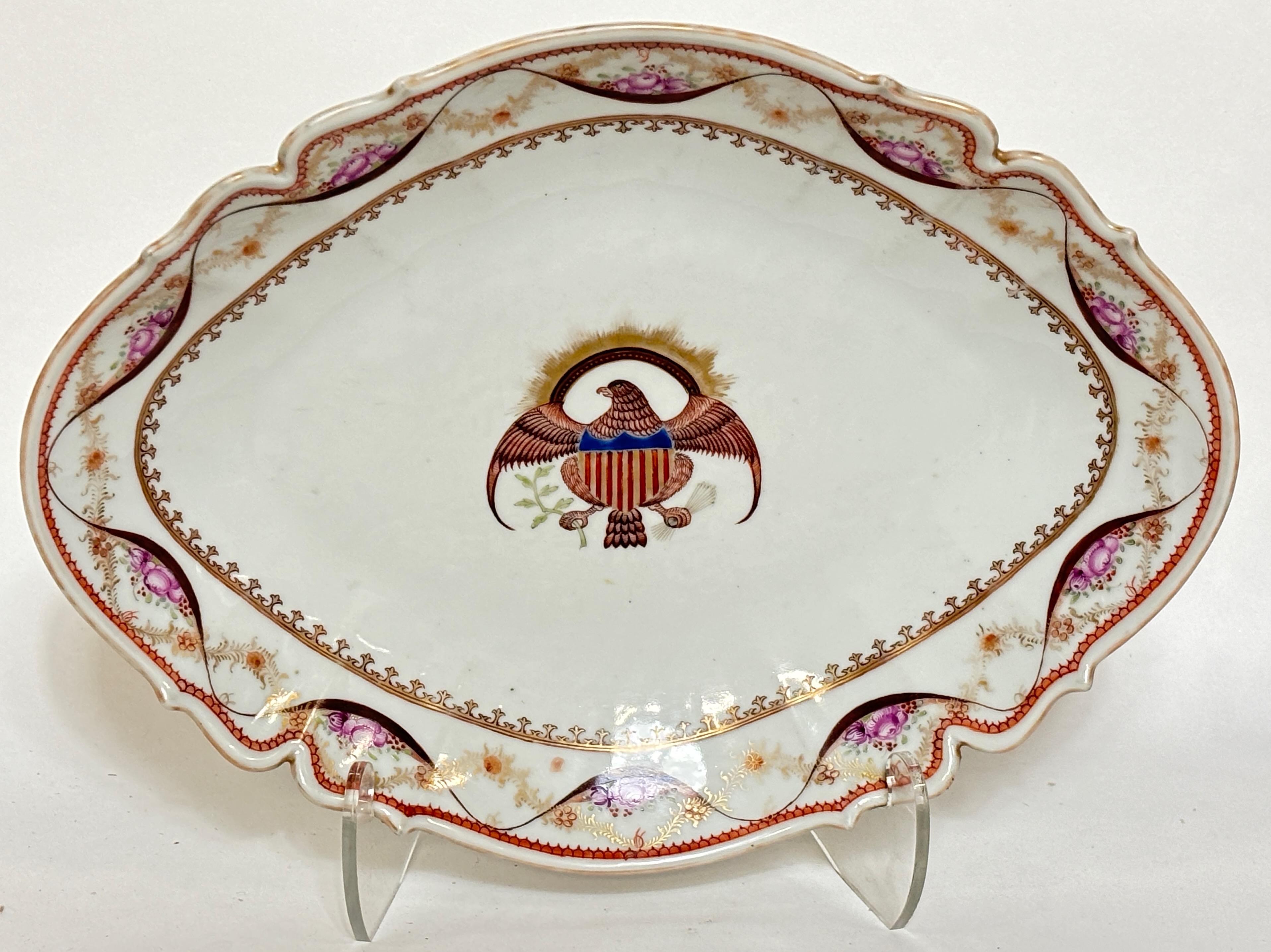 Plato grande para servir con escudo de armas de exportación china de principios del siglo XIX Chino en venta