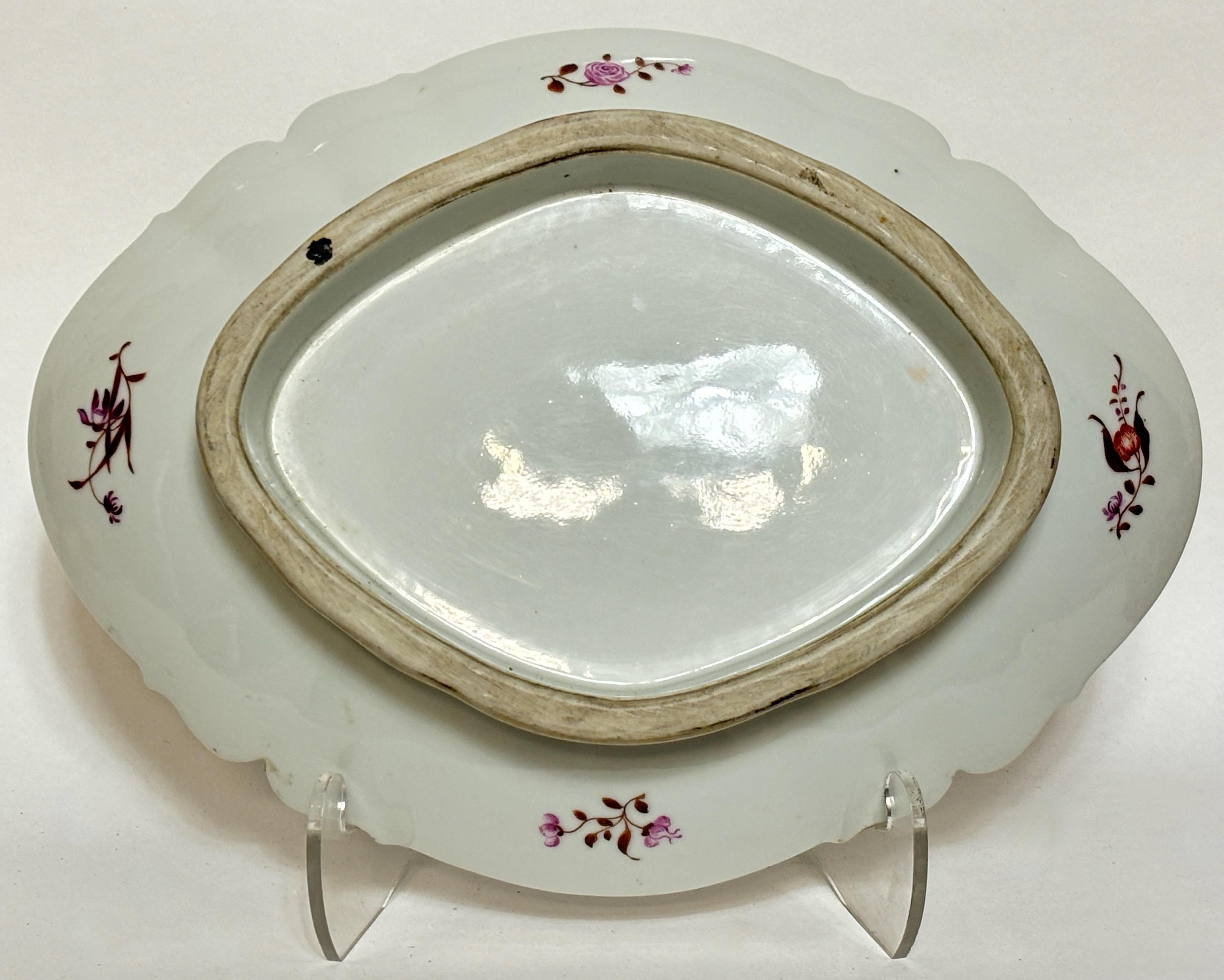 Plato grande para servir con escudo de armas de exportación china de principios del siglo XIX Dorado en venta