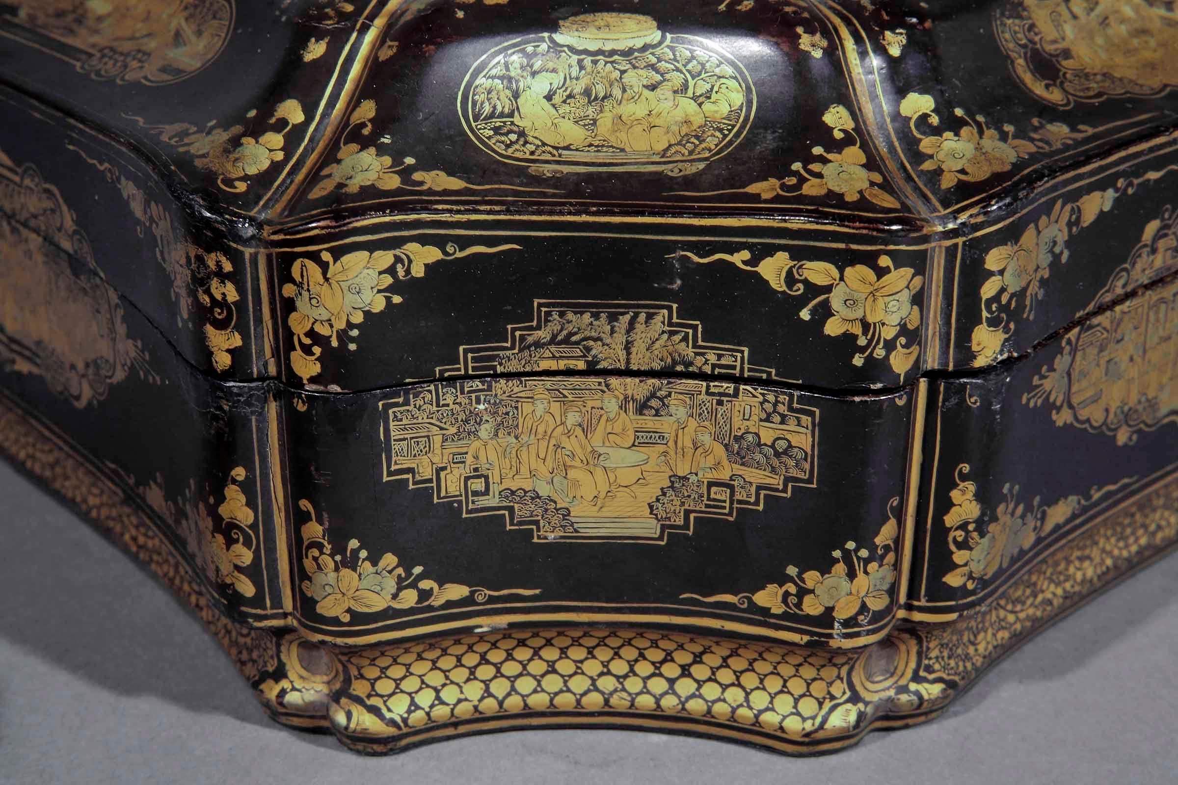 Chinese Large Early 19th Century Chinoiserie Black Lacquer Box For Sale