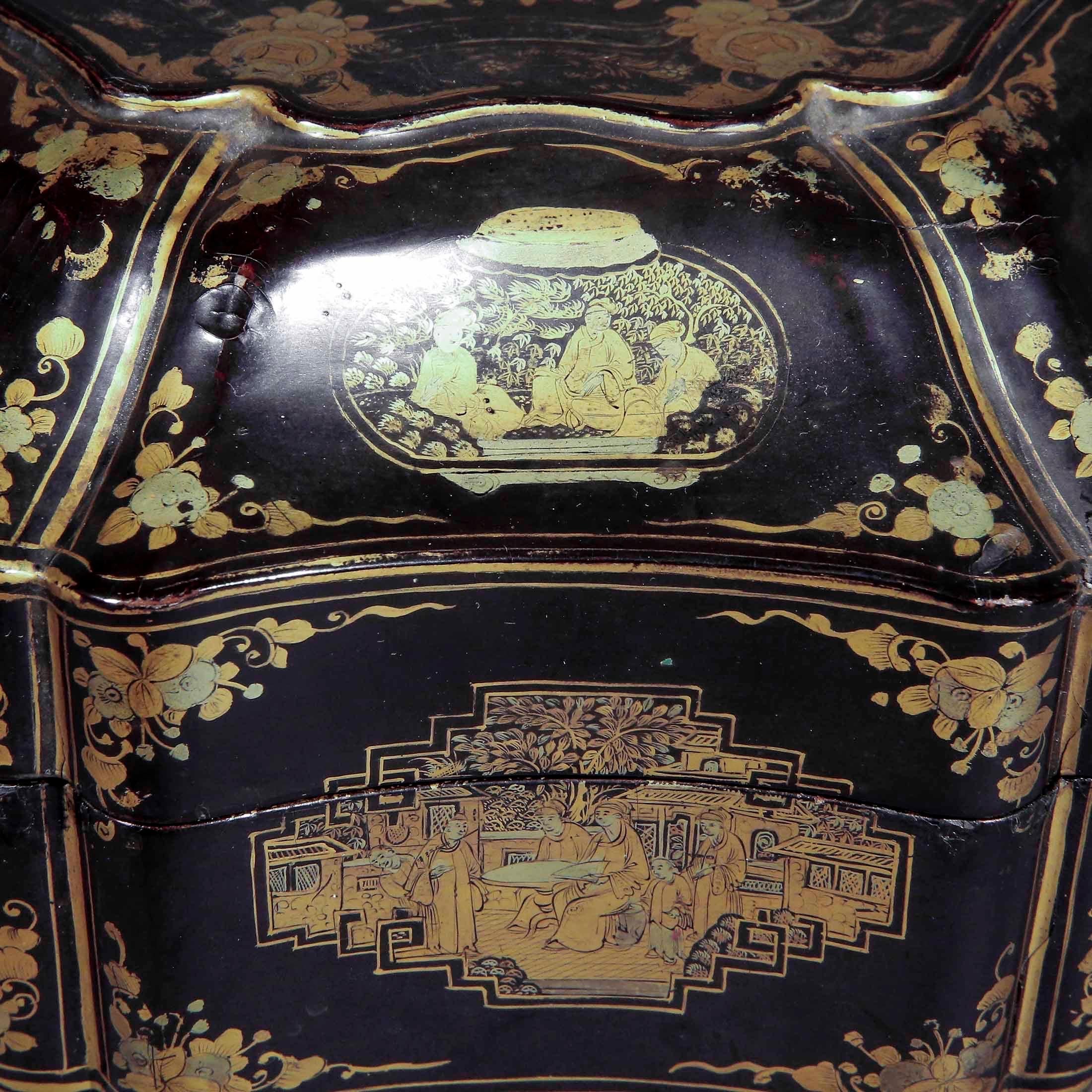 Large Early 19th Century Chinoiserie Black Lacquer Box For Sale 4