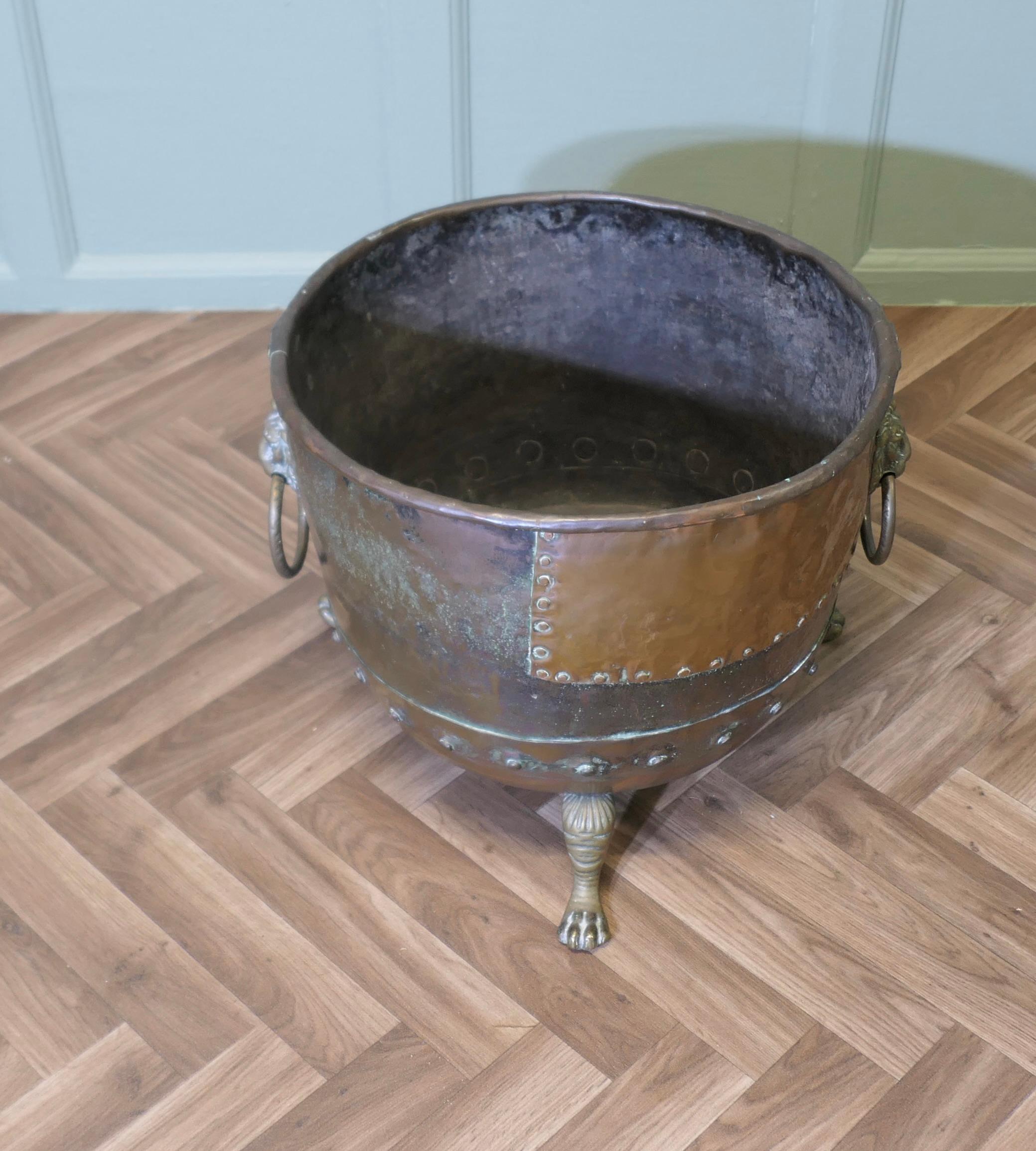 Georgian Large Early 19th Century Copper Log Cauldron  This is a lovely looking Cauldron For Sale