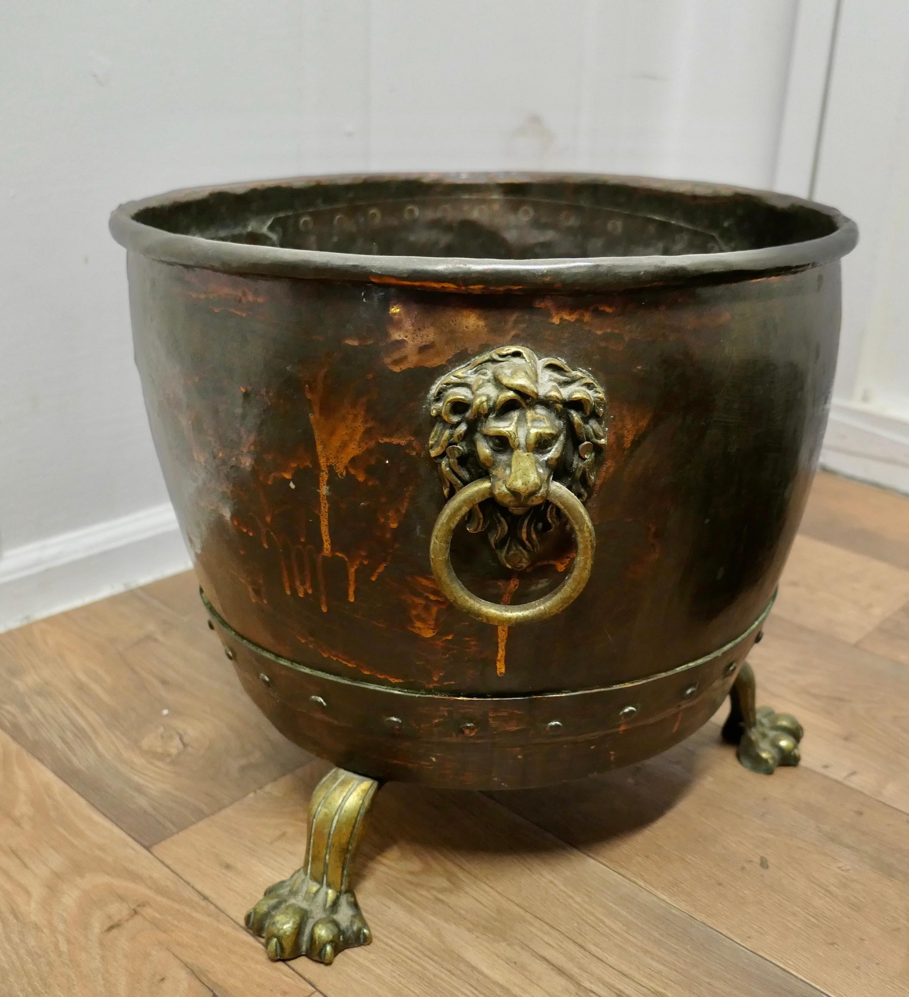 Large Early 19th Century Copper Log Cauldron  This is a lovely looking Cauldron In Good Condition In Chillerton, Isle of Wight