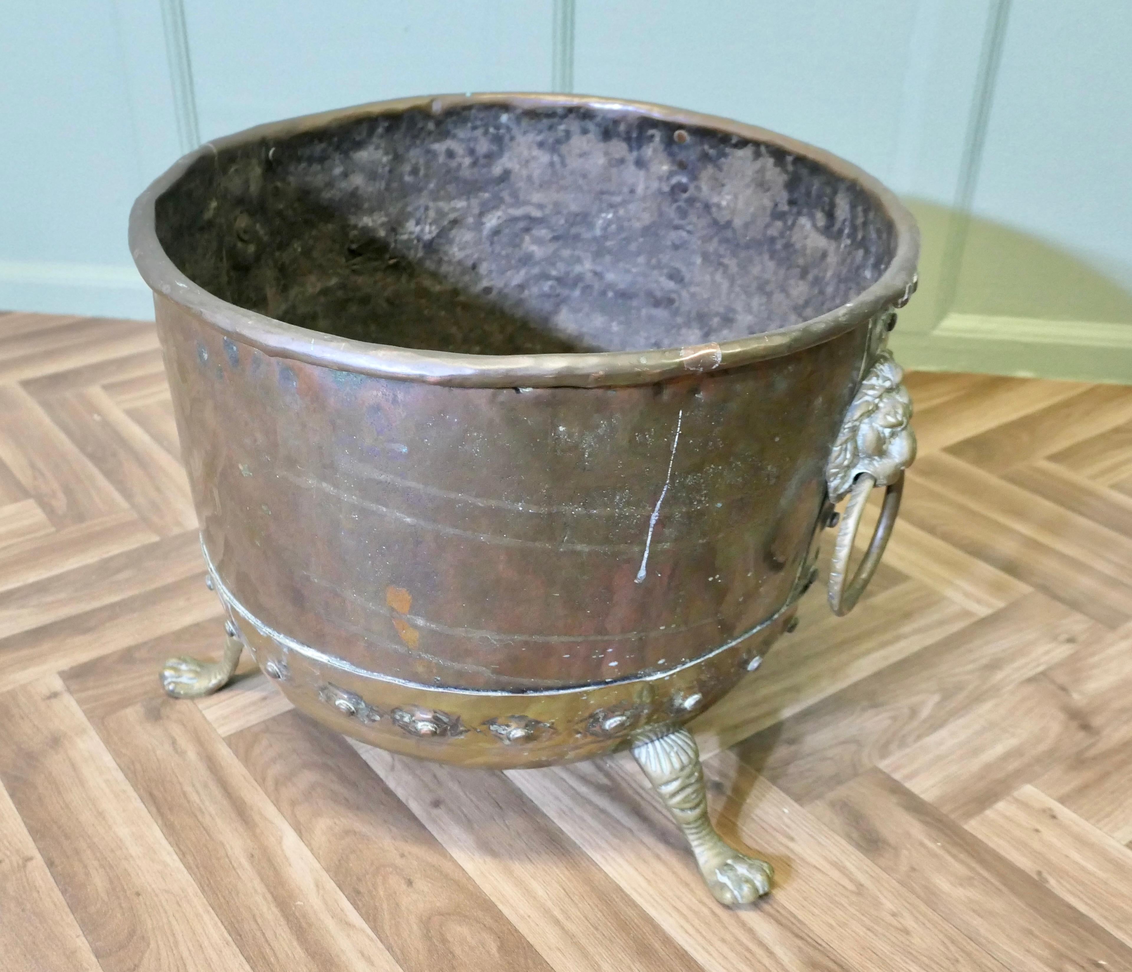 Large Early 19th Century Copper Log Cauldron  This is a lovely looking Cauldron For Sale 1