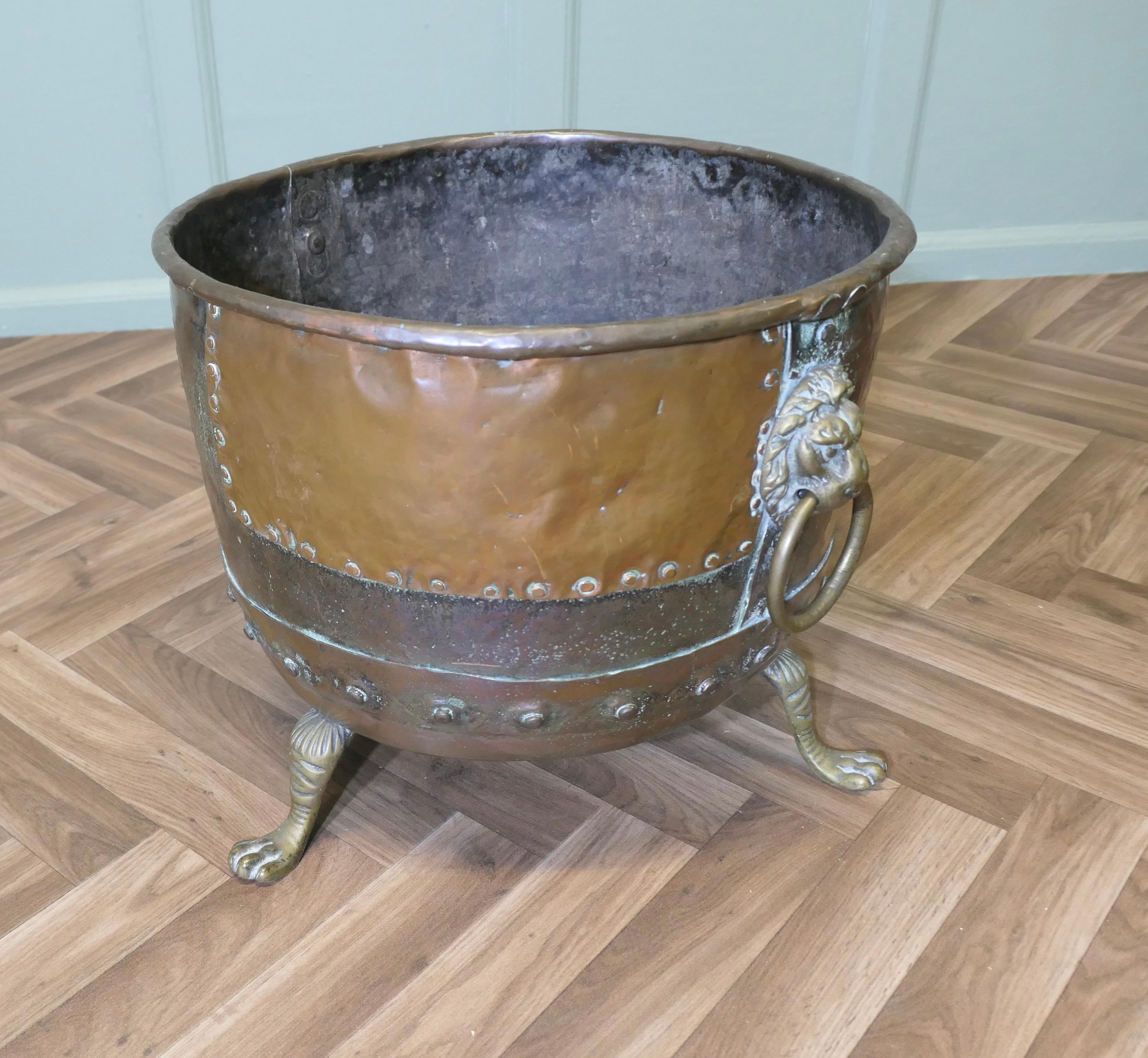 Large Early 19th Century Copper Log Cauldron  This is a lovely looking Cauldron For Sale 2