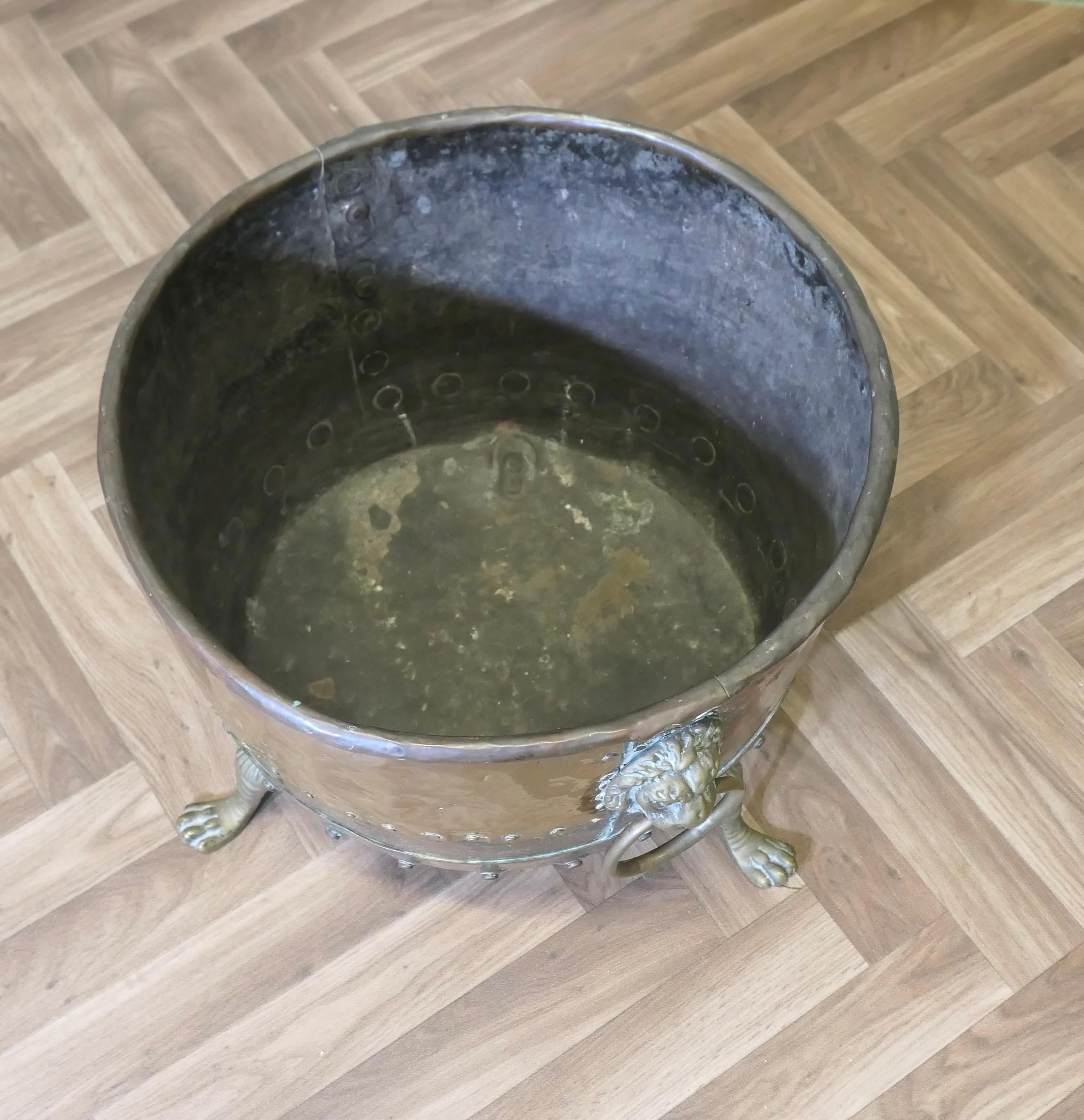 Large Early 19th Century Copper Log Cauldron  This is a lovely looking Cauldron For Sale 3