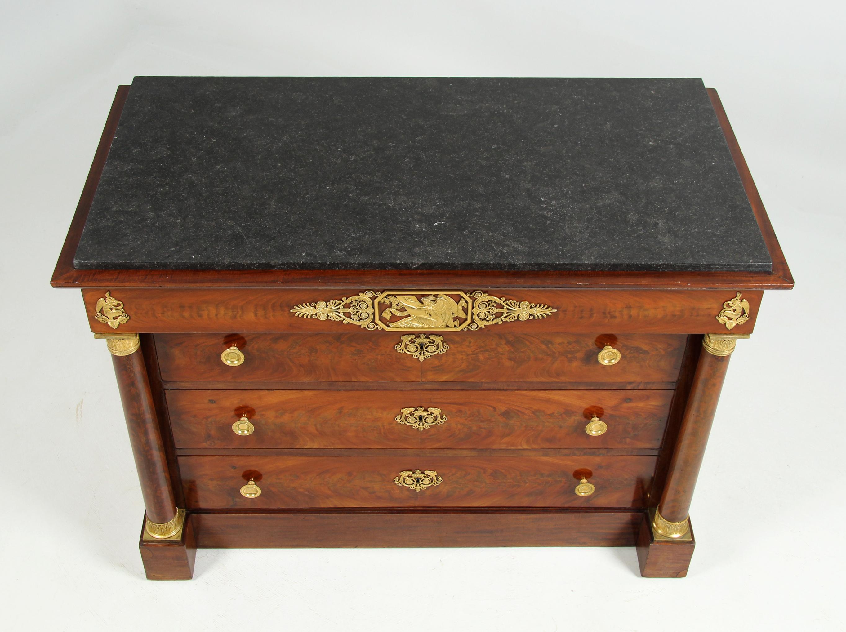 Grande commode Empire du début du 19e siècle, acajou, bronze doré, Paris, 1810 en vente 7