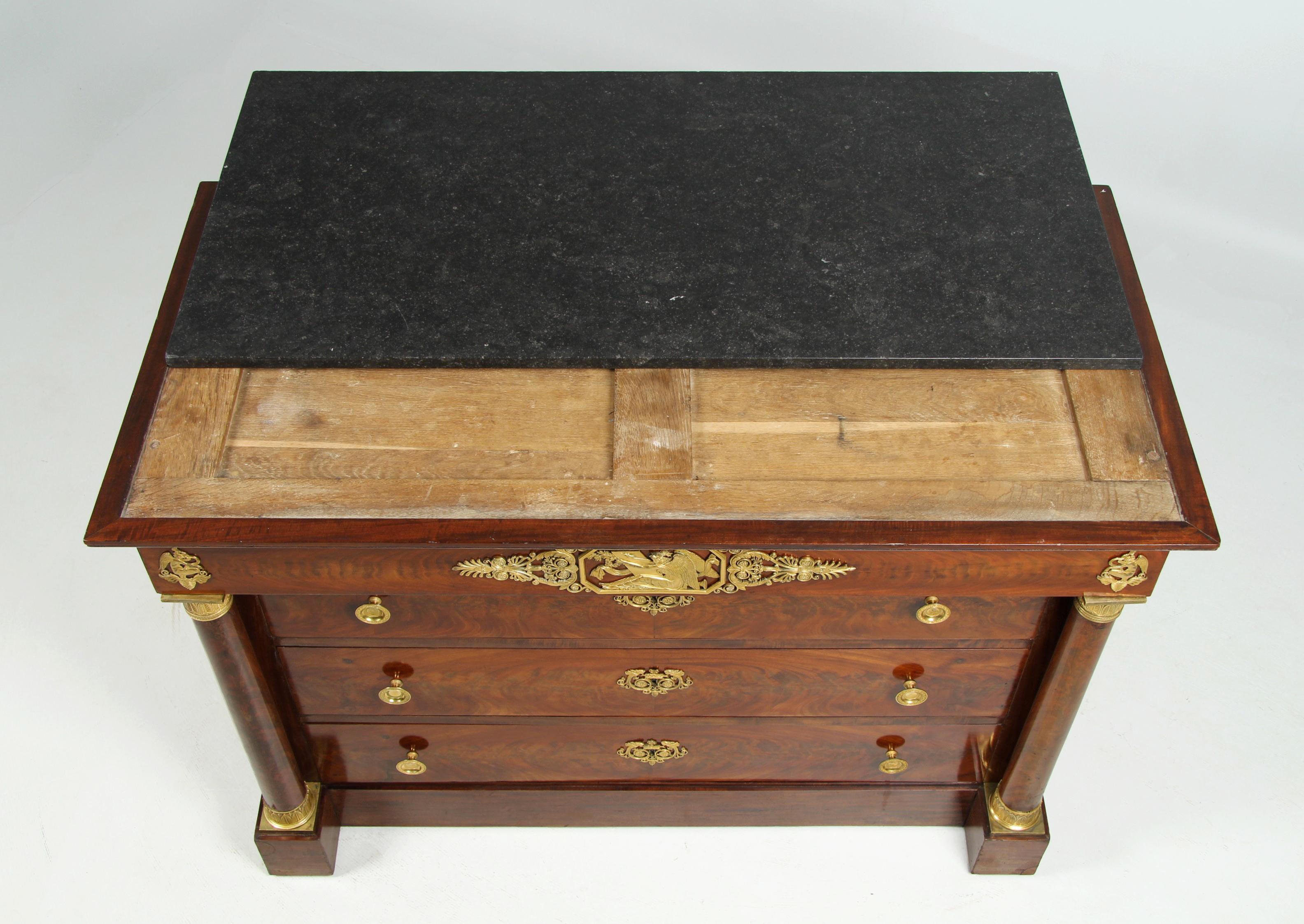 Grande commode Empire du début du 19e siècle, acajou, bronze doré, Paris, 1810 en vente 8