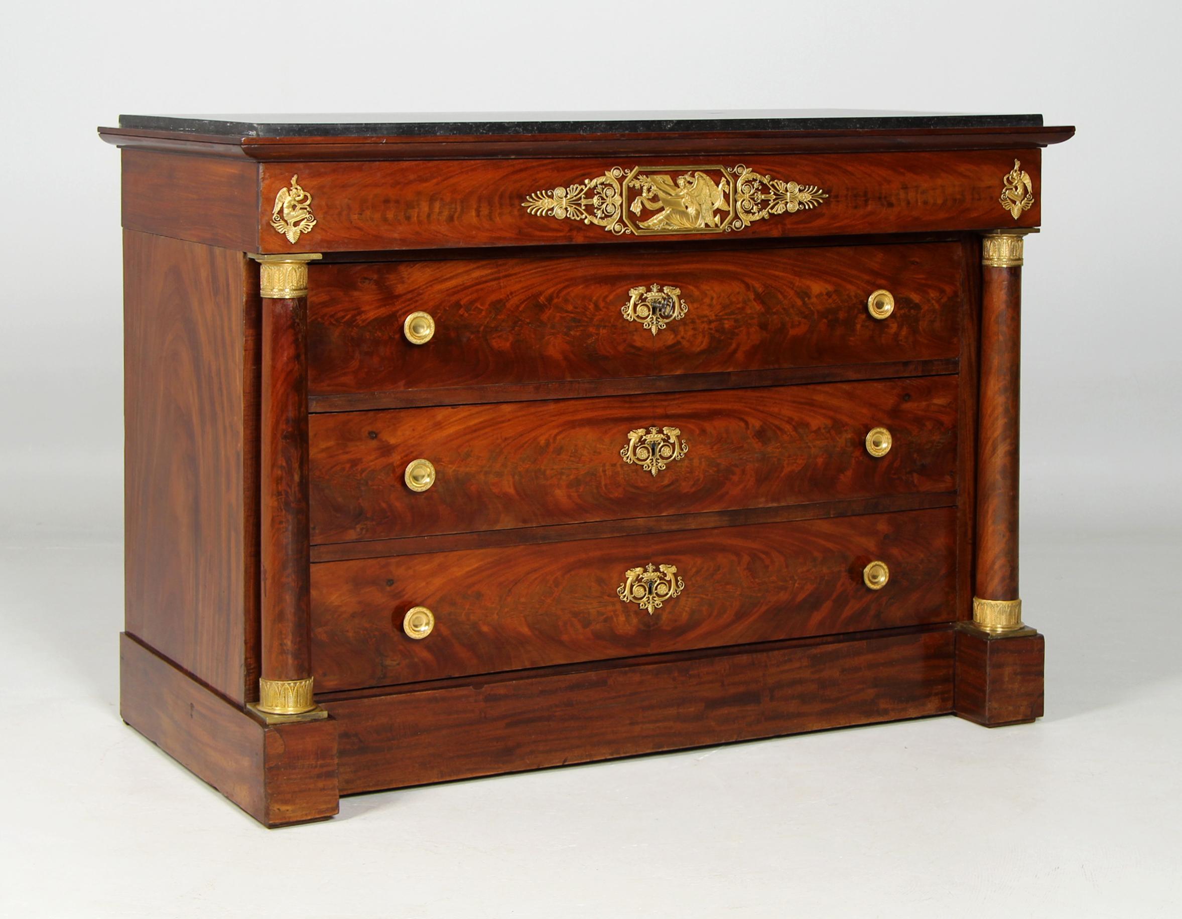 Grande commode Empire

Paris
Acajou
Début du 19e siècle

Dimensions : H x L x P : 97 x 136 x 68 cm : H x L x P : 97 x 136 x 68 cm

Description :
La façade architecturée de la commode est divisée en trois zones.
Un socle relié au sol forme la partie