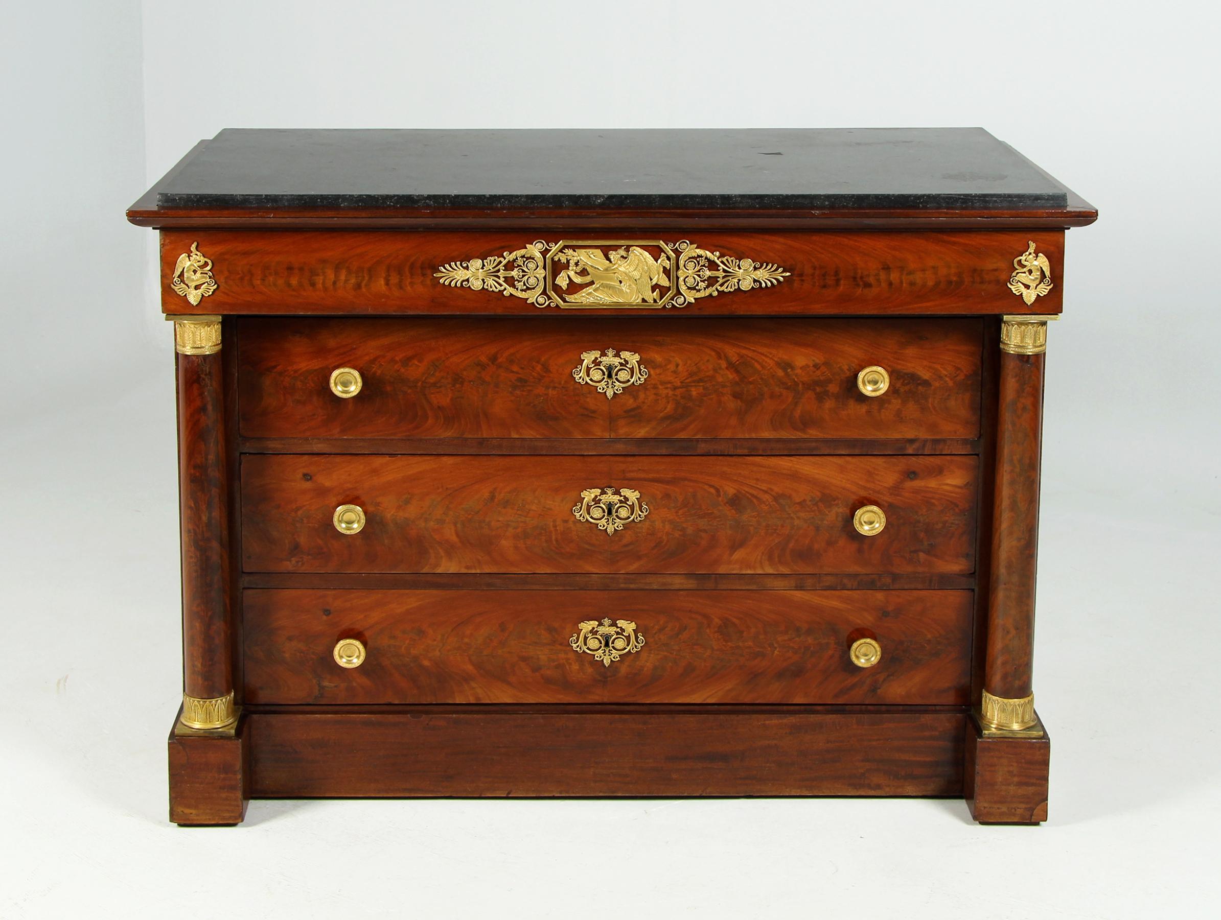 Bronze Grande commode Empire du début du 19e siècle, acajou, bronze doré, Paris, 1810 en vente