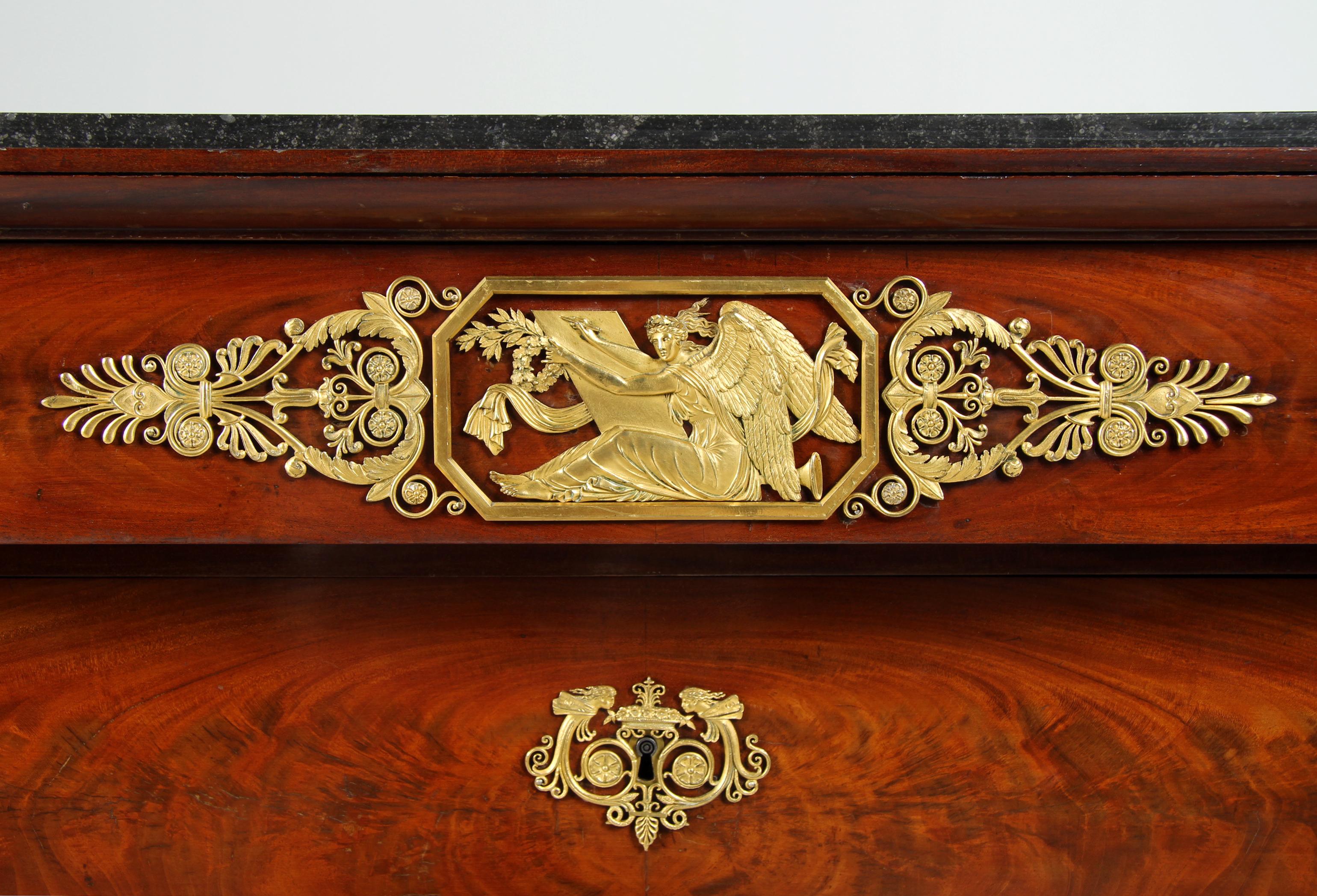 Grande commode Empire du début du 19e siècle, acajou, bronze doré, Paris, 1810 en vente 1
