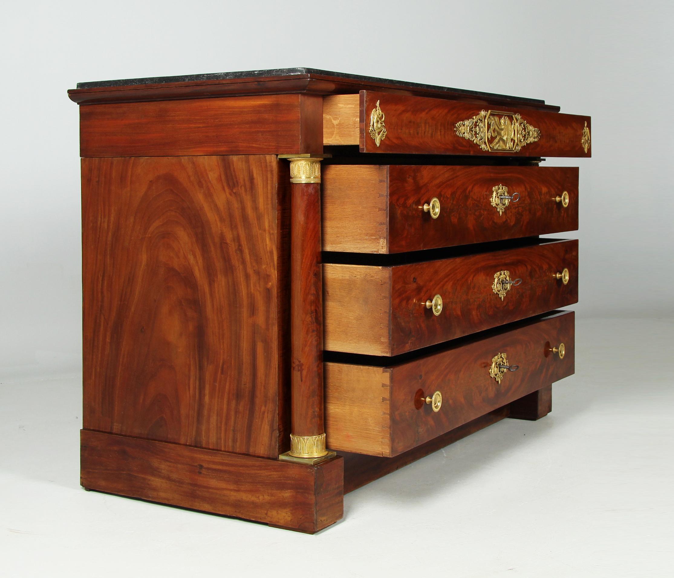 Grande commode Empire du début du 19e siècle, acajou, bronze doré, Paris, 1810 en vente 3