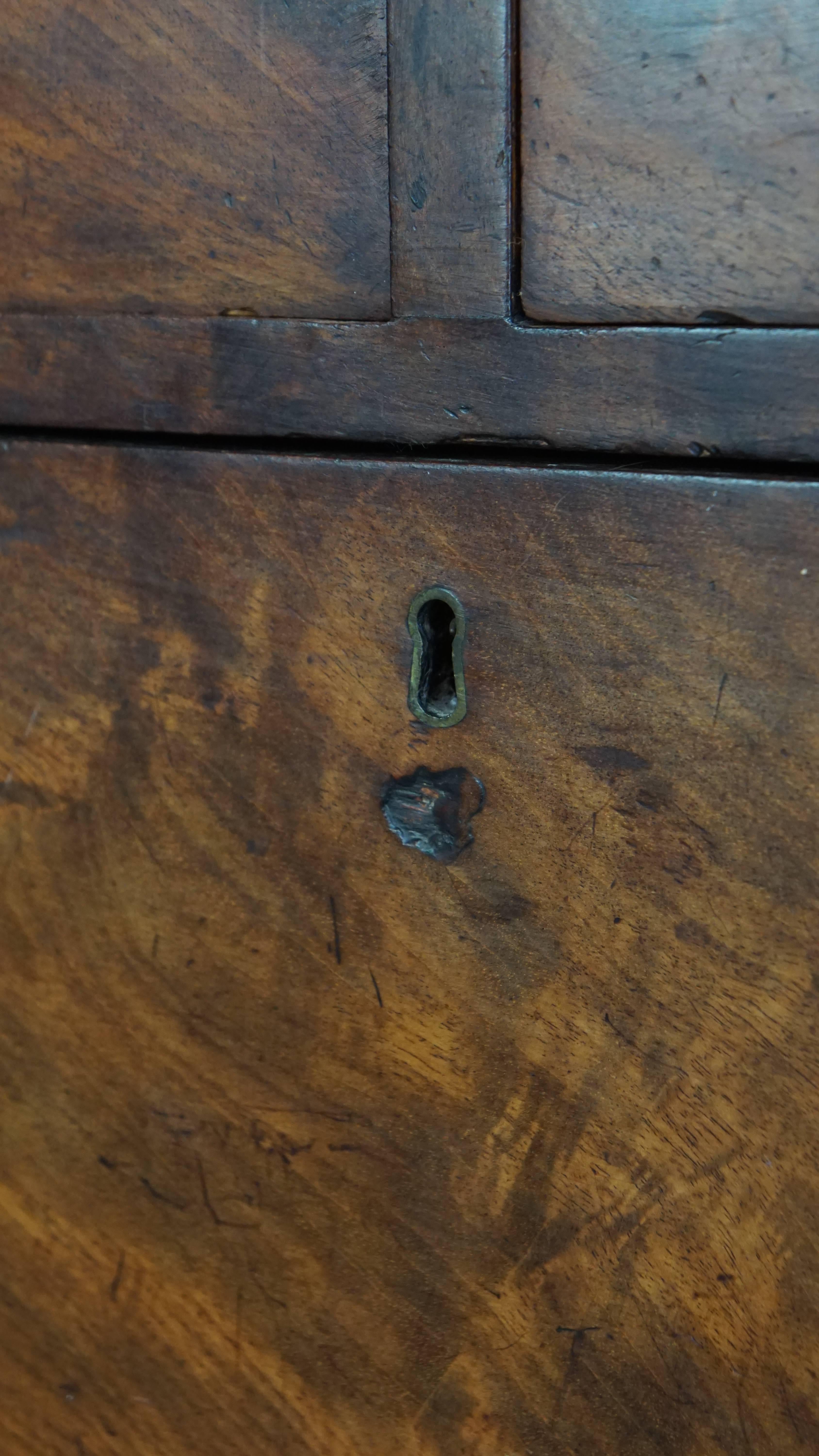 Large early 19th century English antique chest of drawers in vendita 4