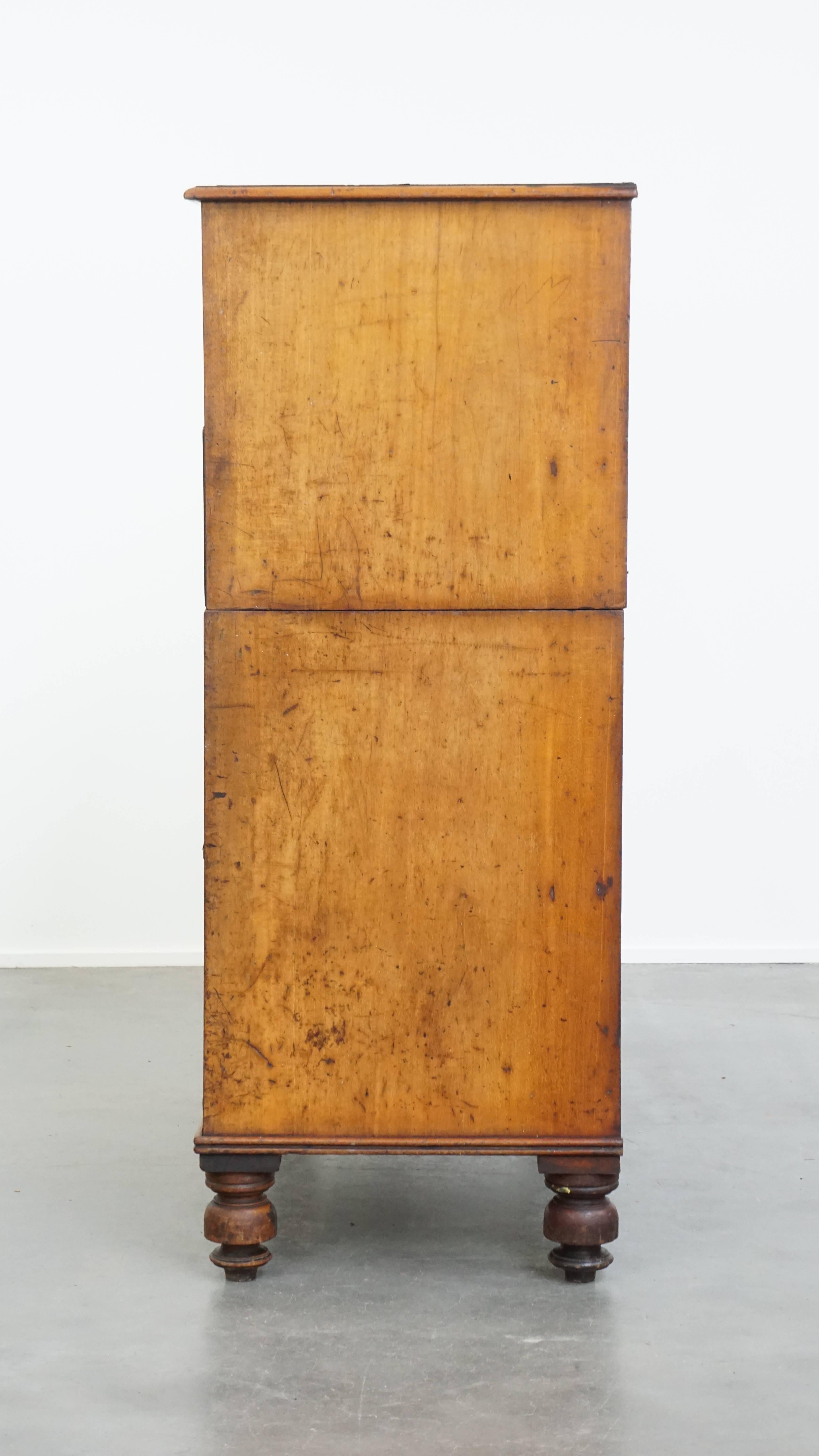 XIX secolo Large early 19th century English antique chest of drawers in vendita