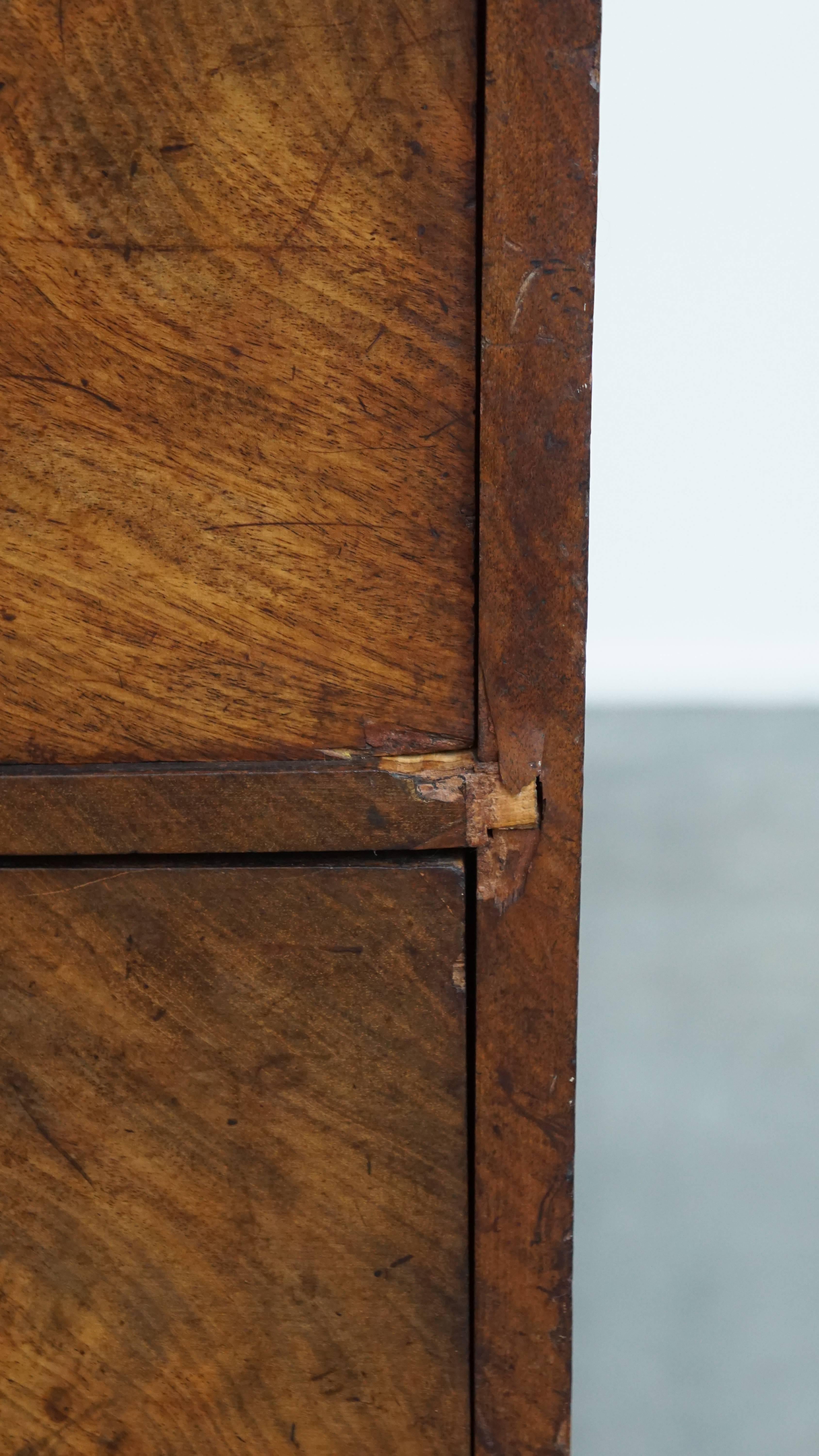 Legno Large early 19th century English antique chest of drawers in vendita