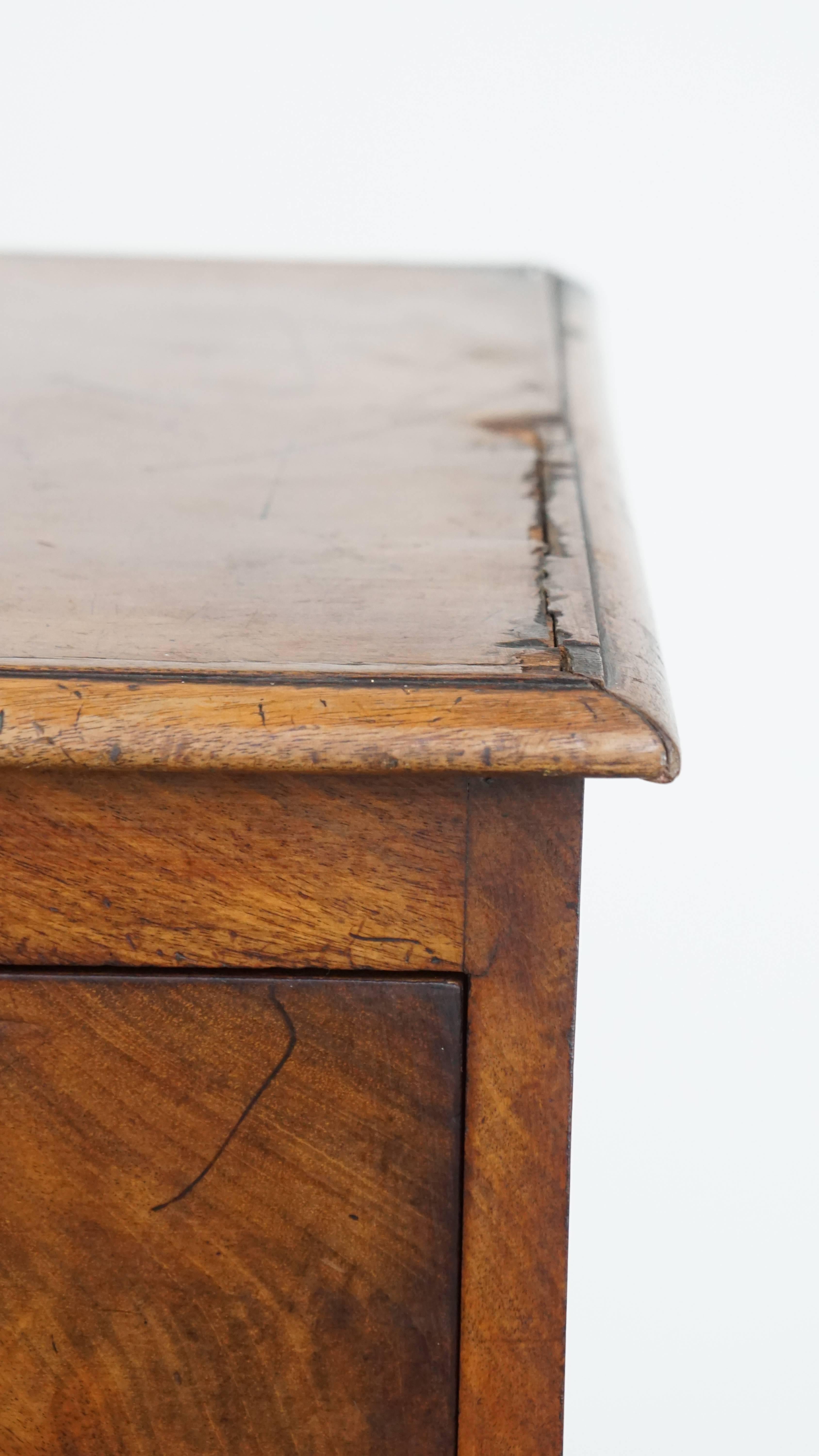 Large early 19th century English antique chest of drawers in vendita 2