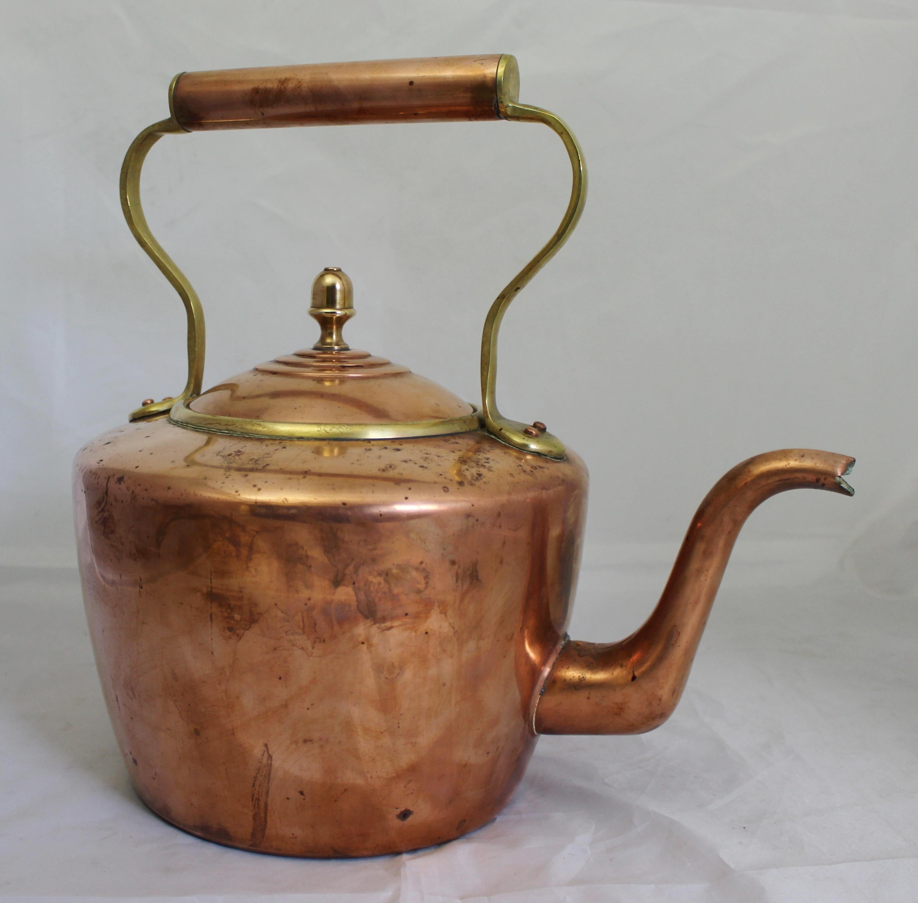 Period English, early 19th century.
Measure: Width 31 cm / 12 1/4 in
Depth 21 cm / 8 1/4 in
Height 30 / 11 3/4 in
Condition very good original condition. Wear commensurate with age.




Fine quality copper and brass antique English lidded