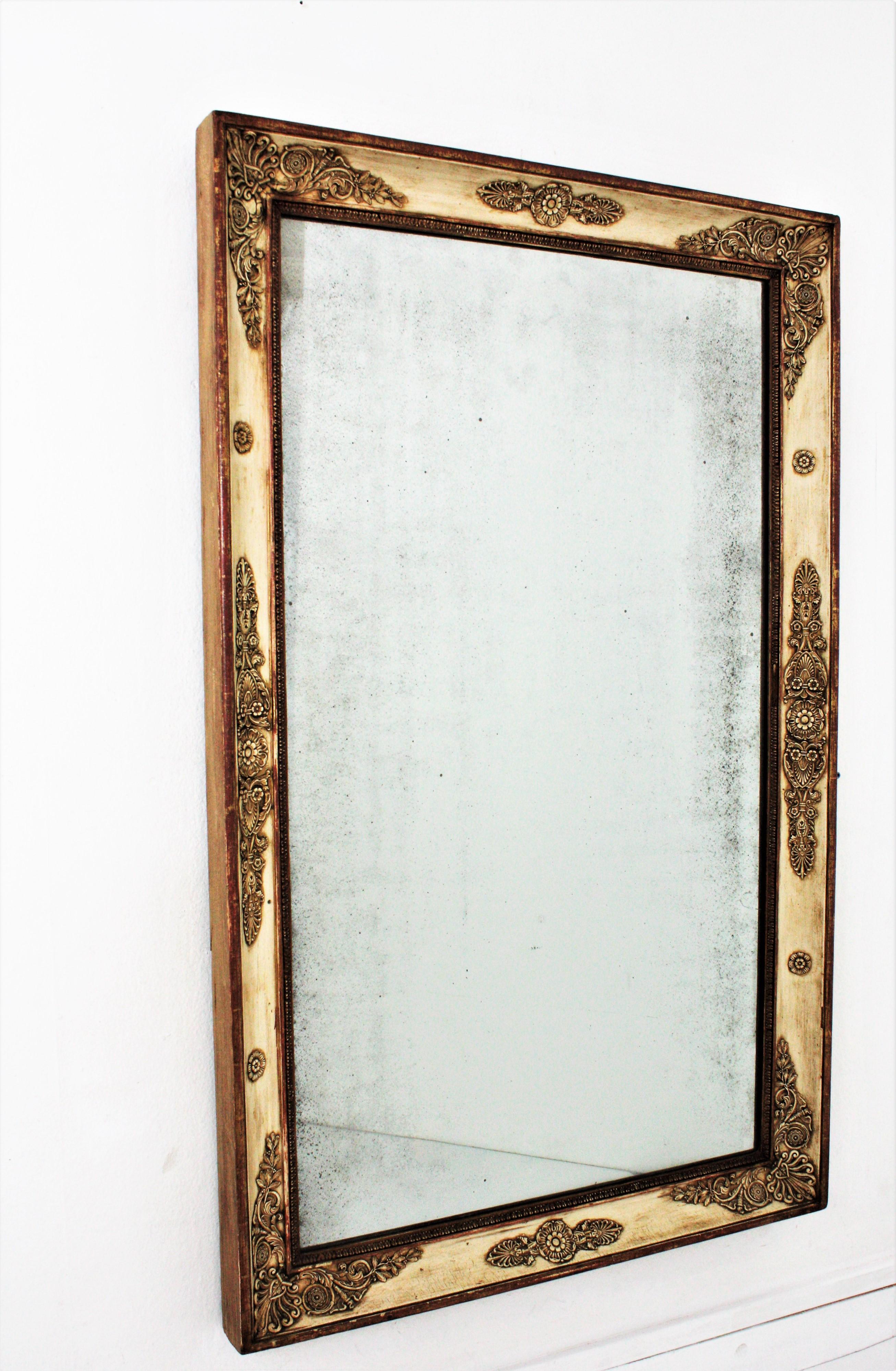 XIXe siècle Grand miroir rectangulaire Empire français doré à la feuille et beige en vente