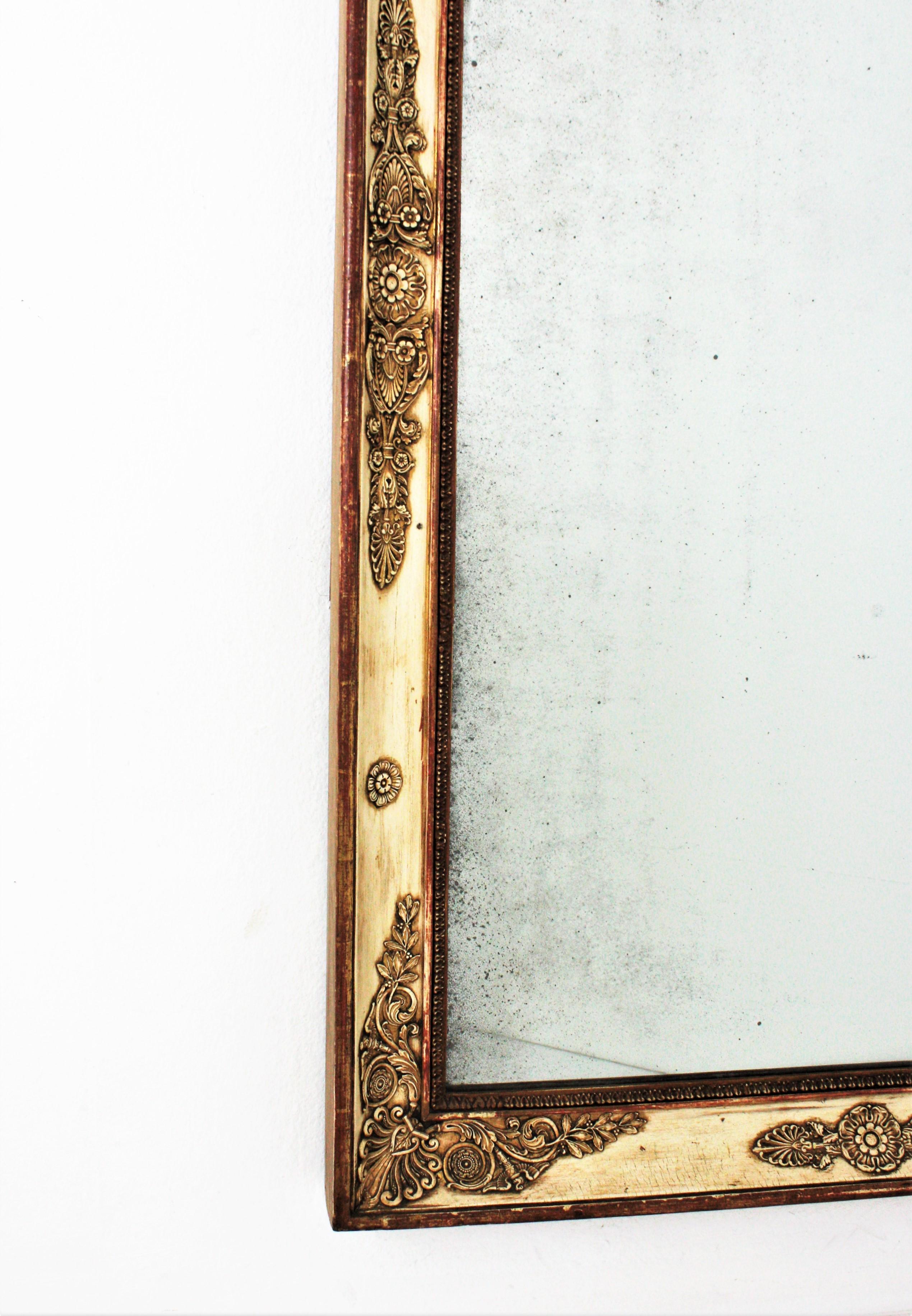 Grand miroir rectangulaire Empire français doré à la feuille et beige en vente 1