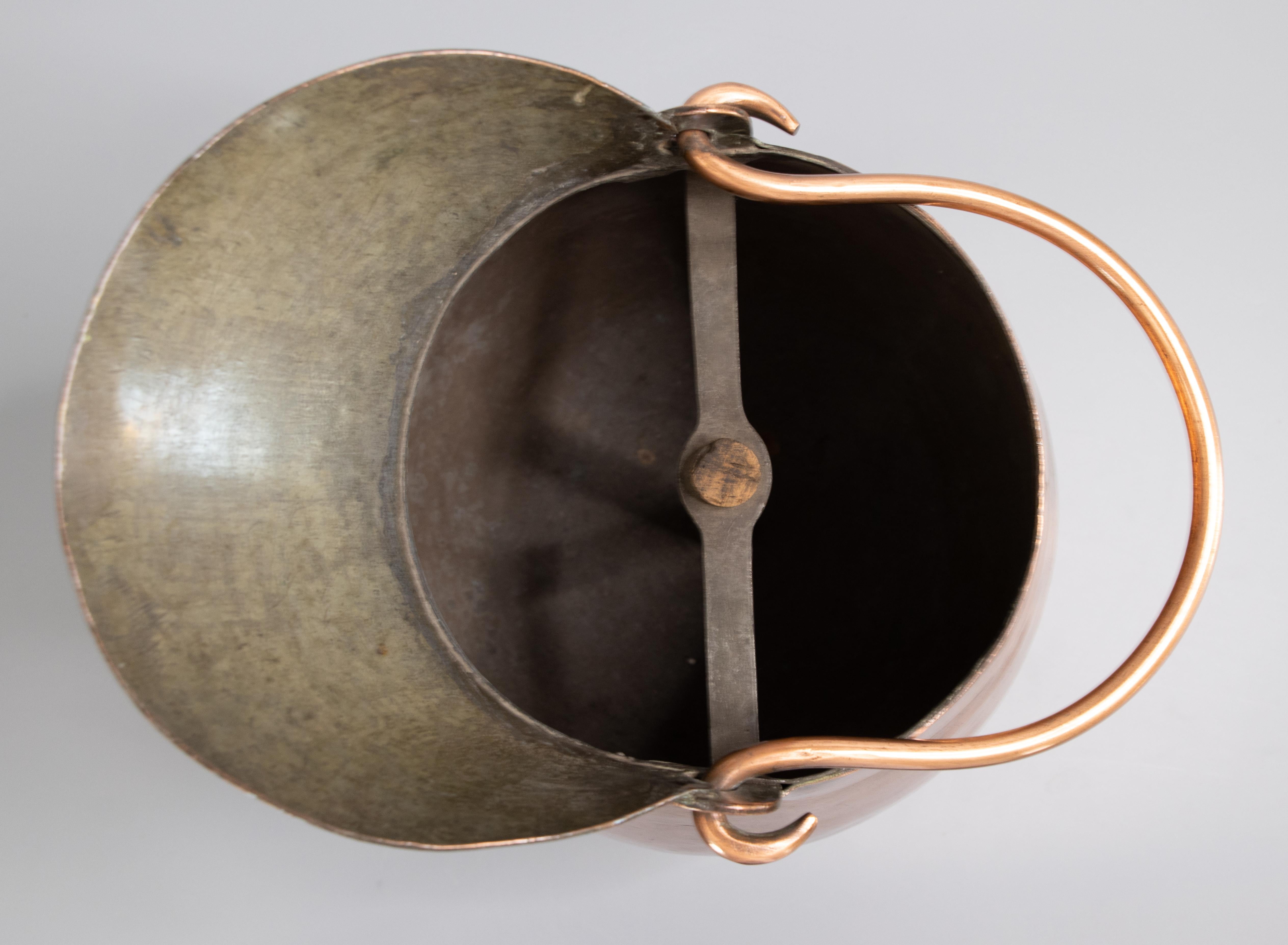 Großer französischer Krug aus gehämmertem Kupfer des frühen 19. (19. Jahrhundert) im Angebot
