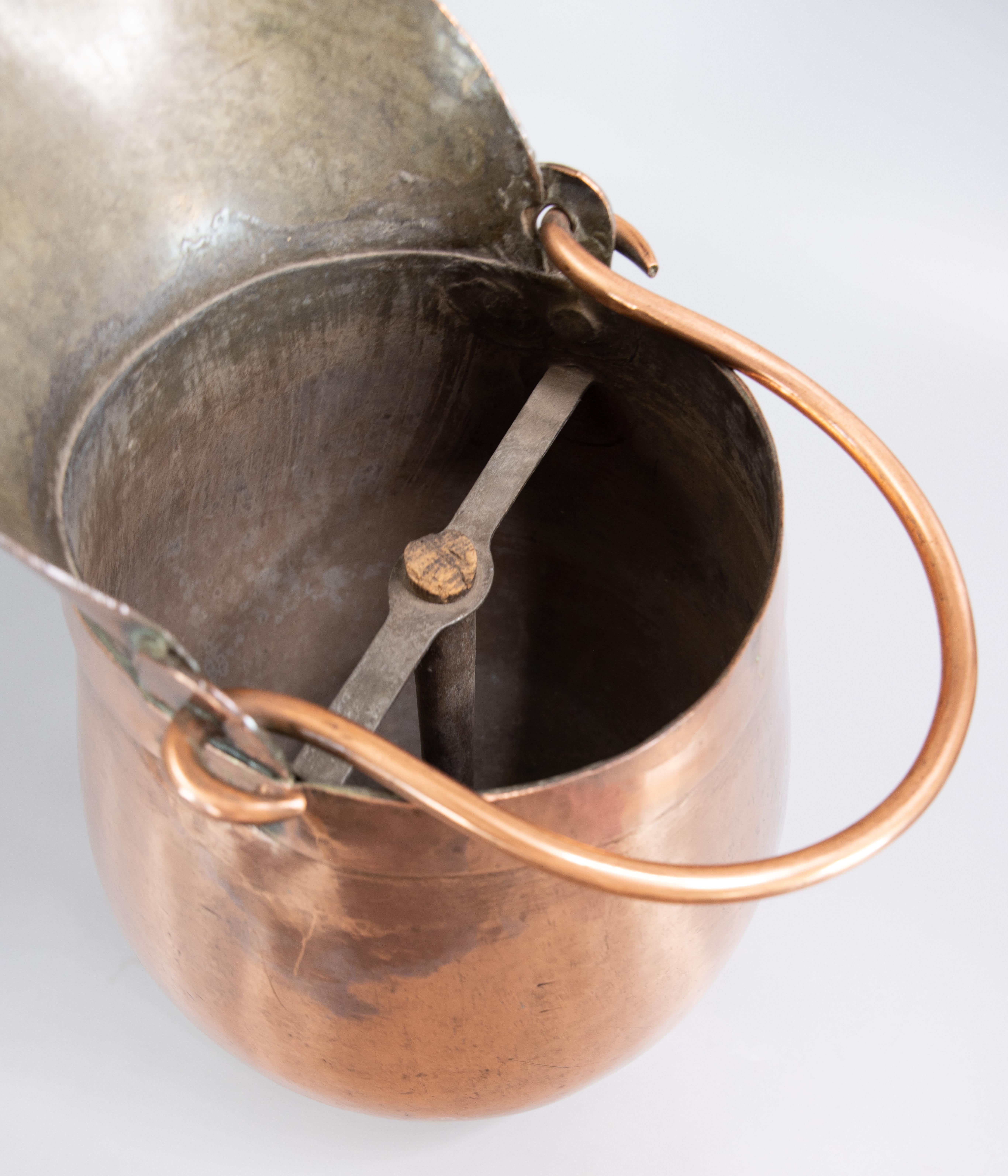 Large Early 19th Century French Hammered Copper Jug Pitcher For Sale 4