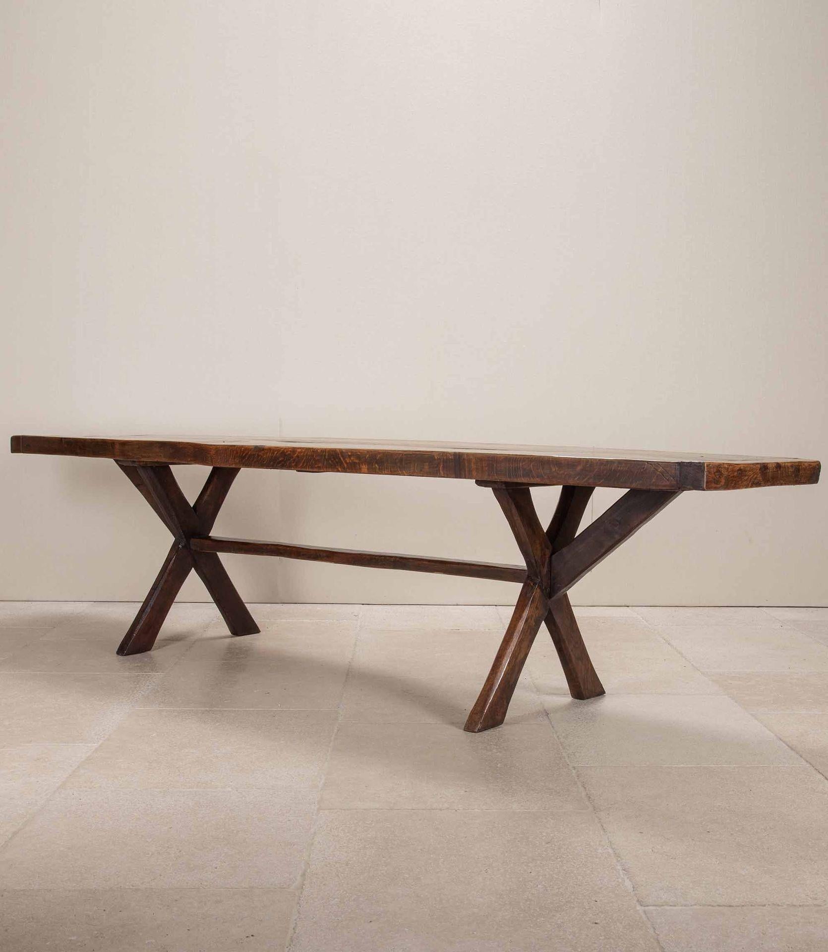 Magnifique table de taverne du début du 19e siècle, aux proportions imposantes, entièrement en chêne massif. Le dessus de la planche, exceptionnellement épais, avec des bouts cloutés, a une couleur chaude et délavée et une surface bien construite.