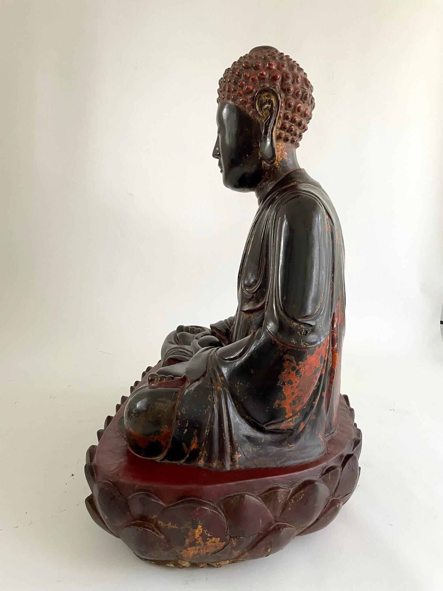 Grand bouddha vietnamien en bois sculpté et doré du début du 19e siècle en vente 9