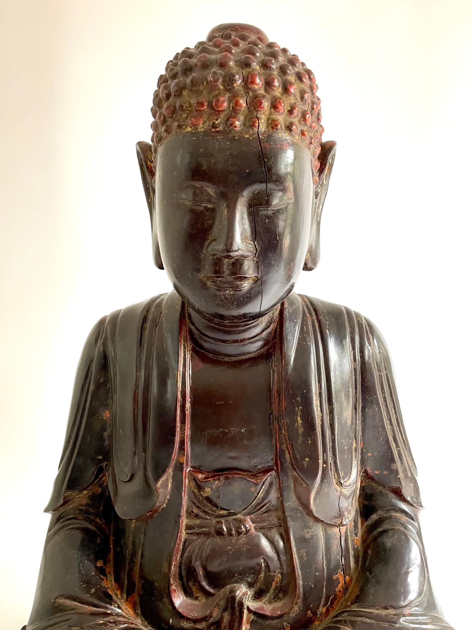 Grand bouddha vietnamien en bois sculpté et doré du début du 19e siècle en vente 11