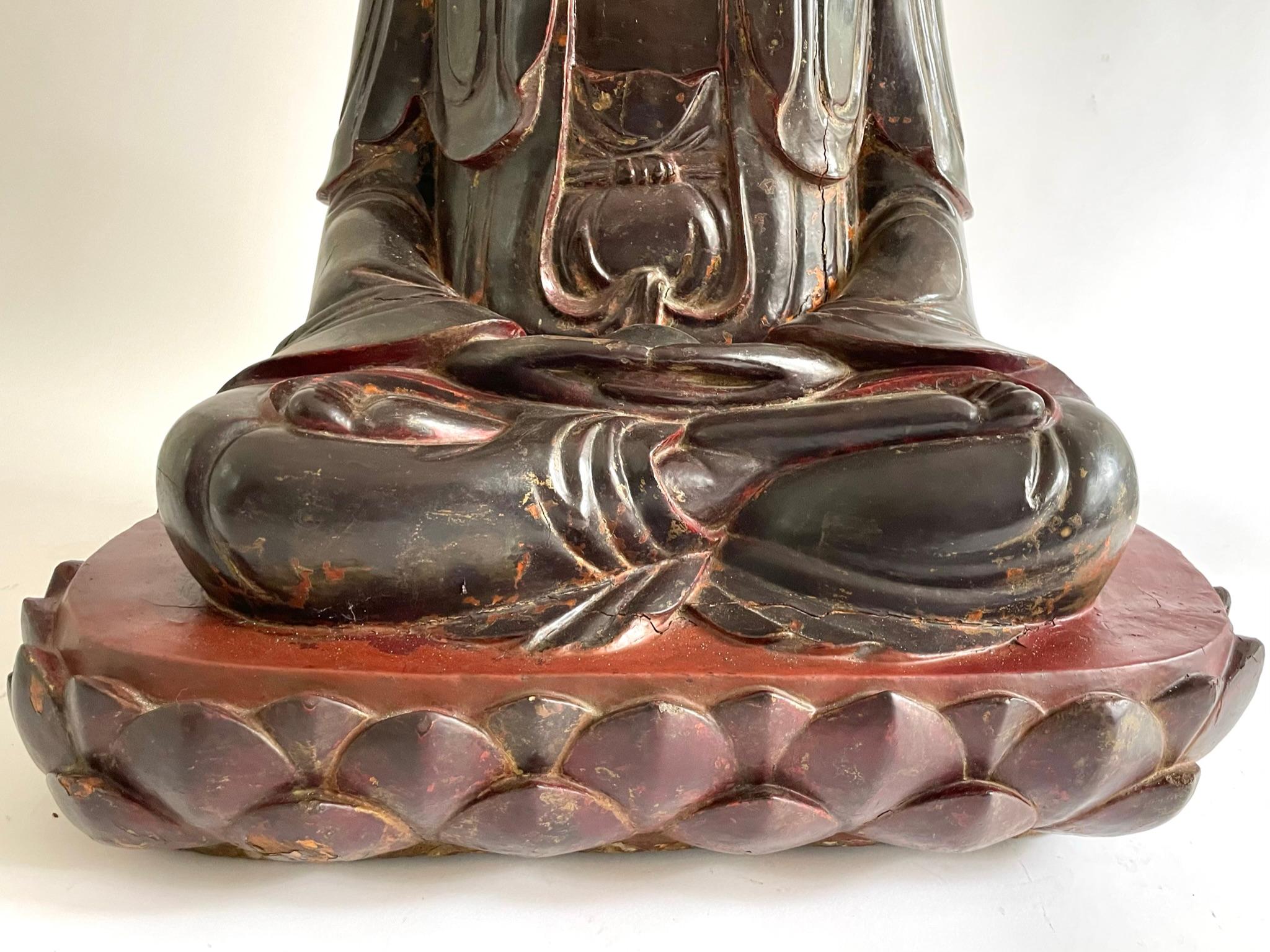 Grand bouddha vietnamien en bois sculpté et doré du début du 19e siècle en vente 12