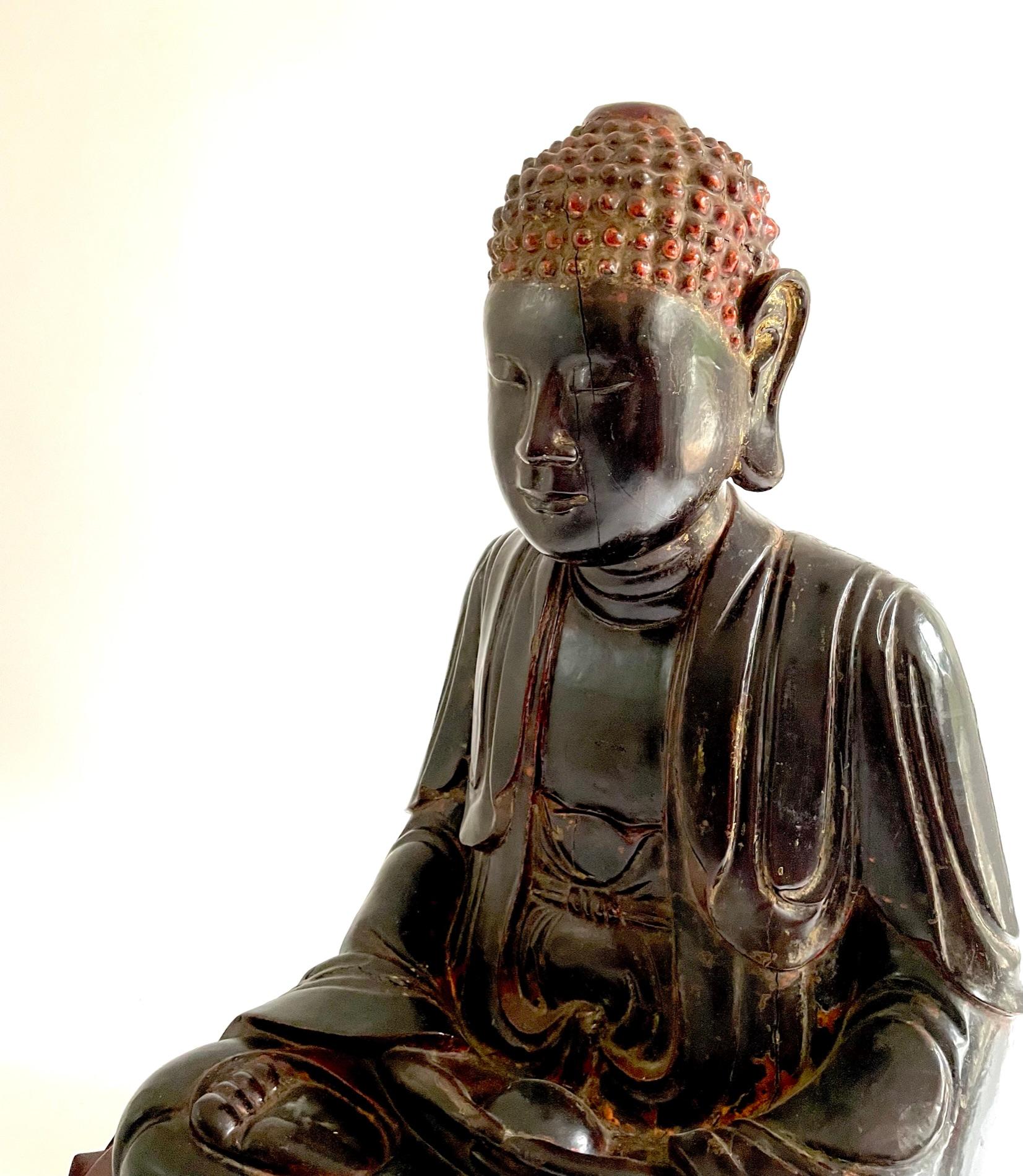 Large Early 19th Century Gilded Carved Wooden Vietnamese Buddha For Sale 1