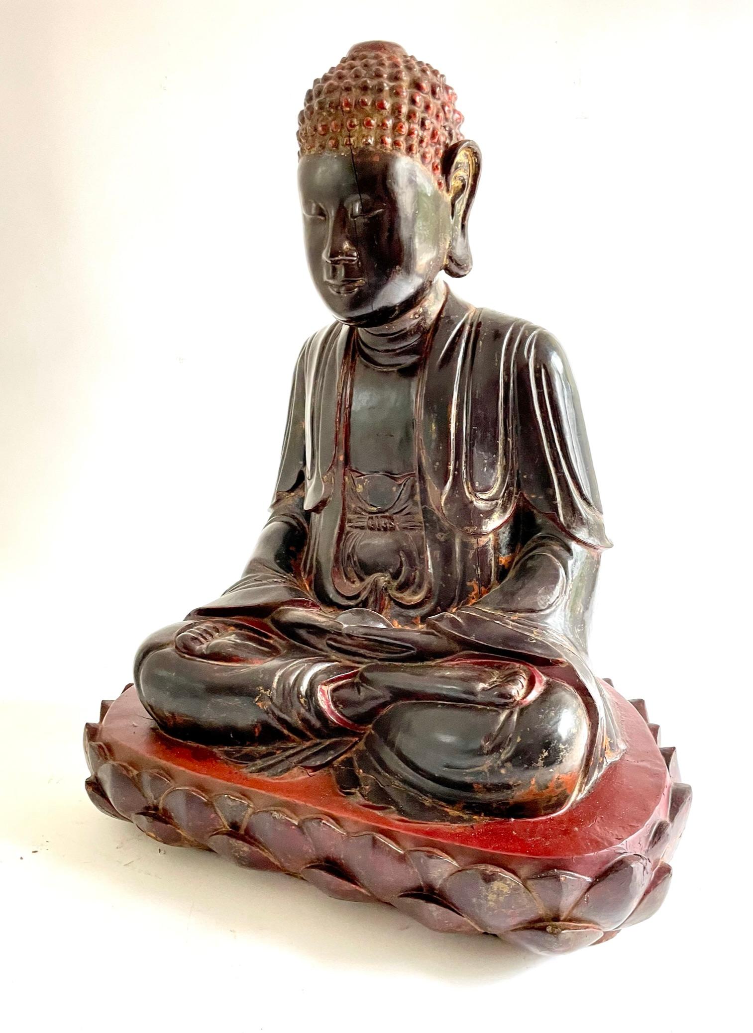Grand bouddha vietnamien en bois sculpté et doré du début du 19e siècle en vente 1