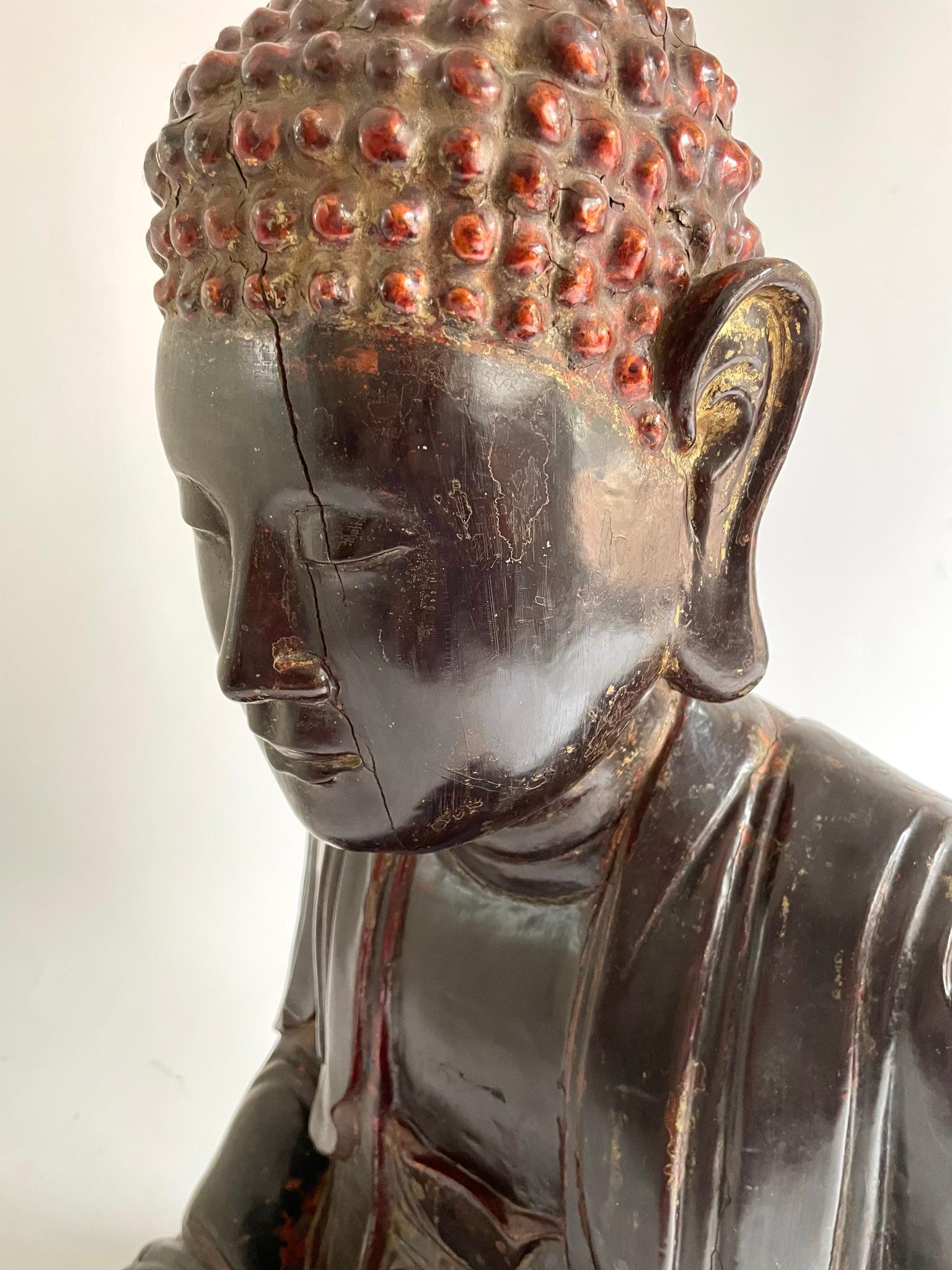 Grand bouddha vietnamien en bois sculpté et doré du début du 19e siècle en vente 2