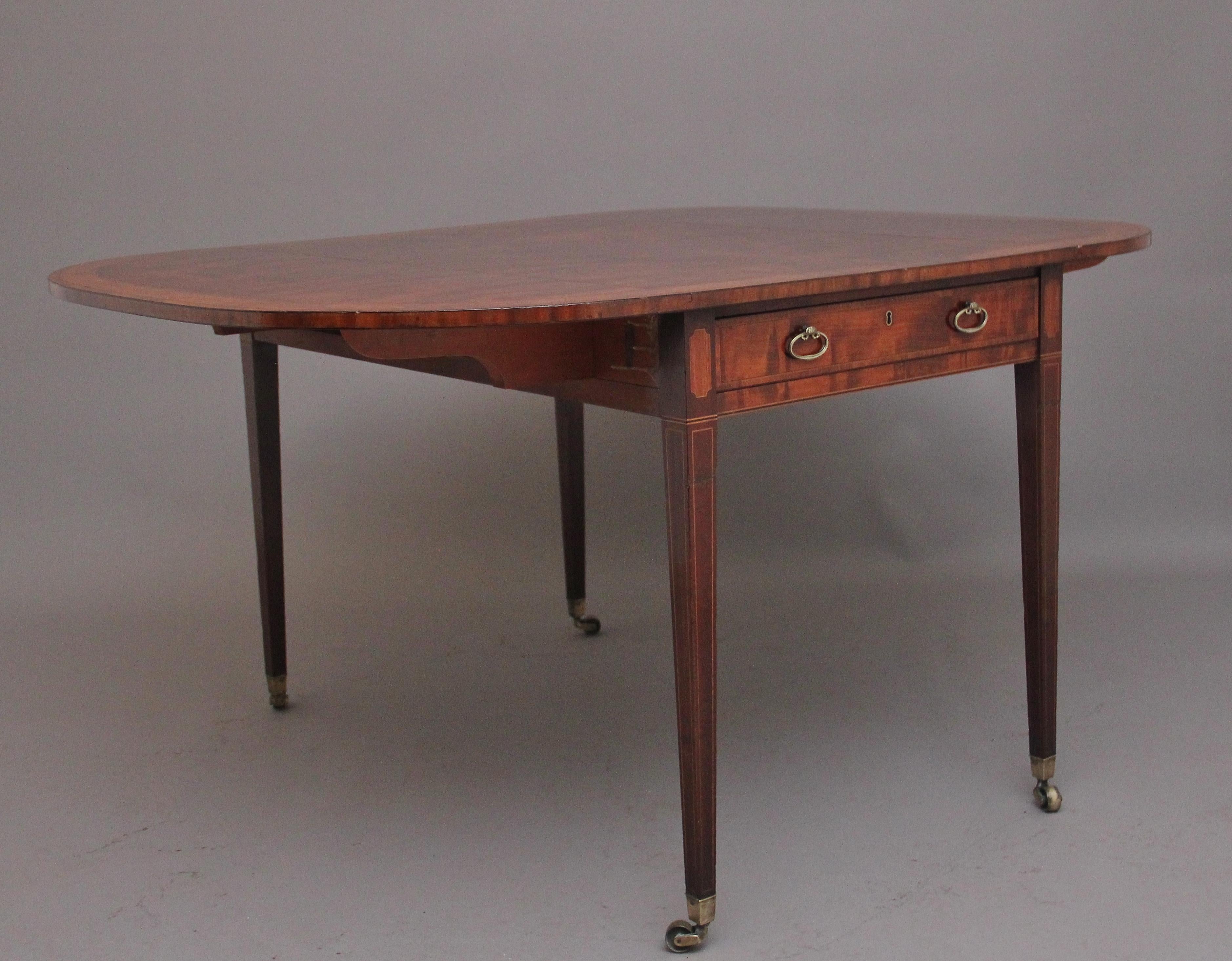Grande table Pembroke en acajou marqueté du début du 19e siècle, dotée d'un magnifique plateau à bandes transversales et à figures, qui mesure 138 cm une fois déployé, d'un tiroir doublé en acajou de chaque côté avec les poignées en laiton