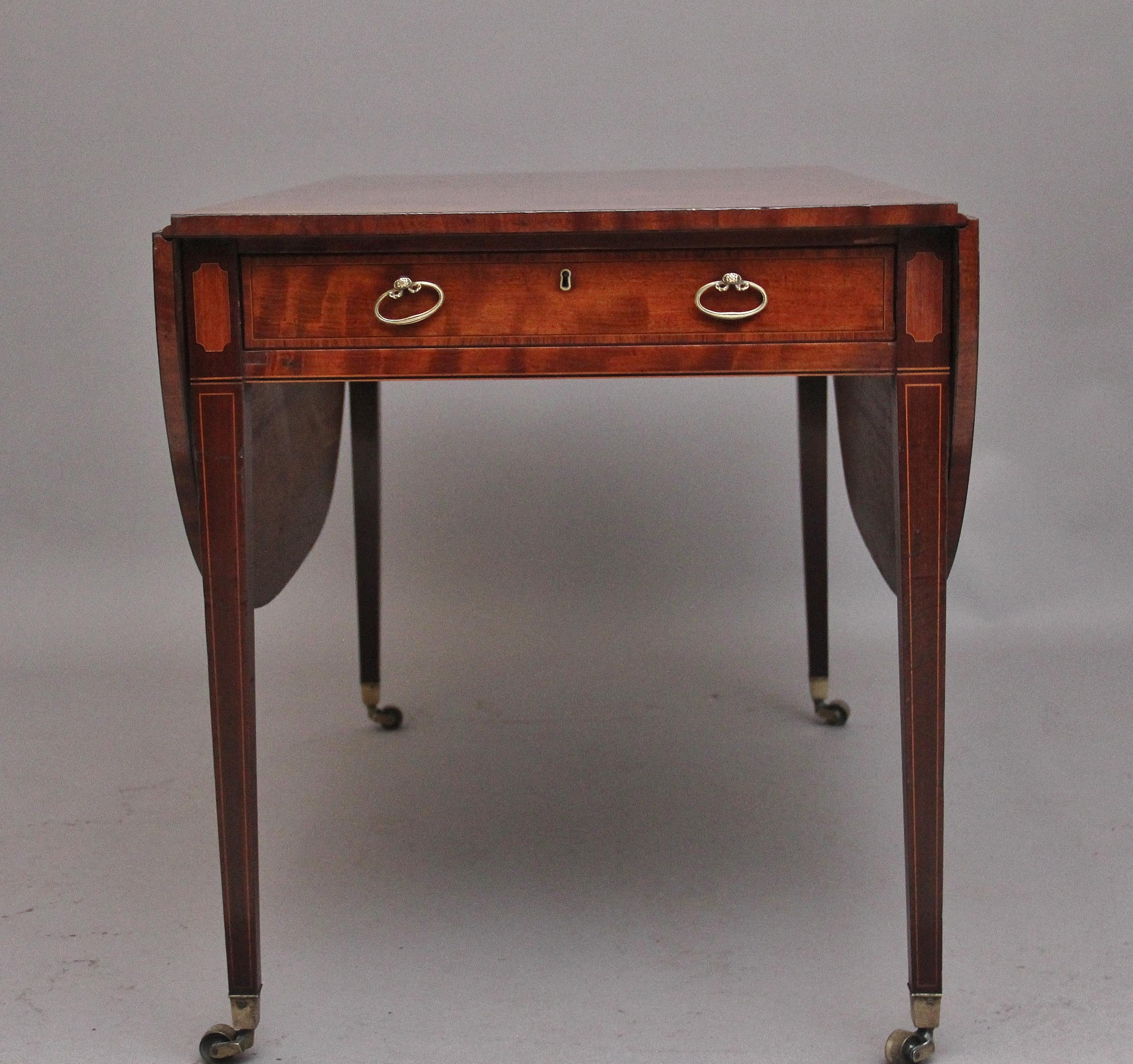 Britannique Grande table Pembroke en acajou marqueté du début du 19e siècle en vente