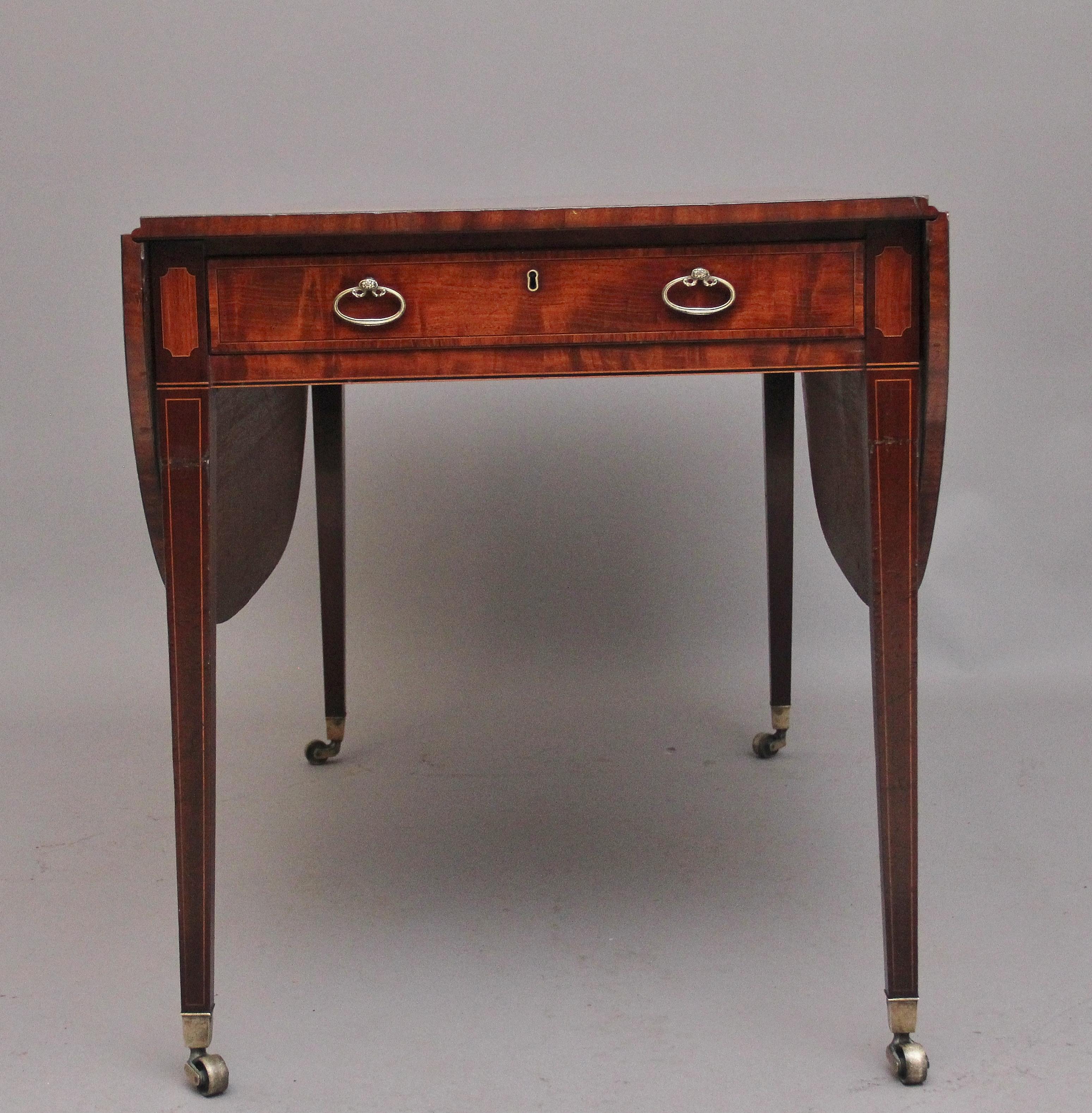 Début du XIXe siècle Grande table Pembroke en acajou marqueté du début du 19e siècle en vente
