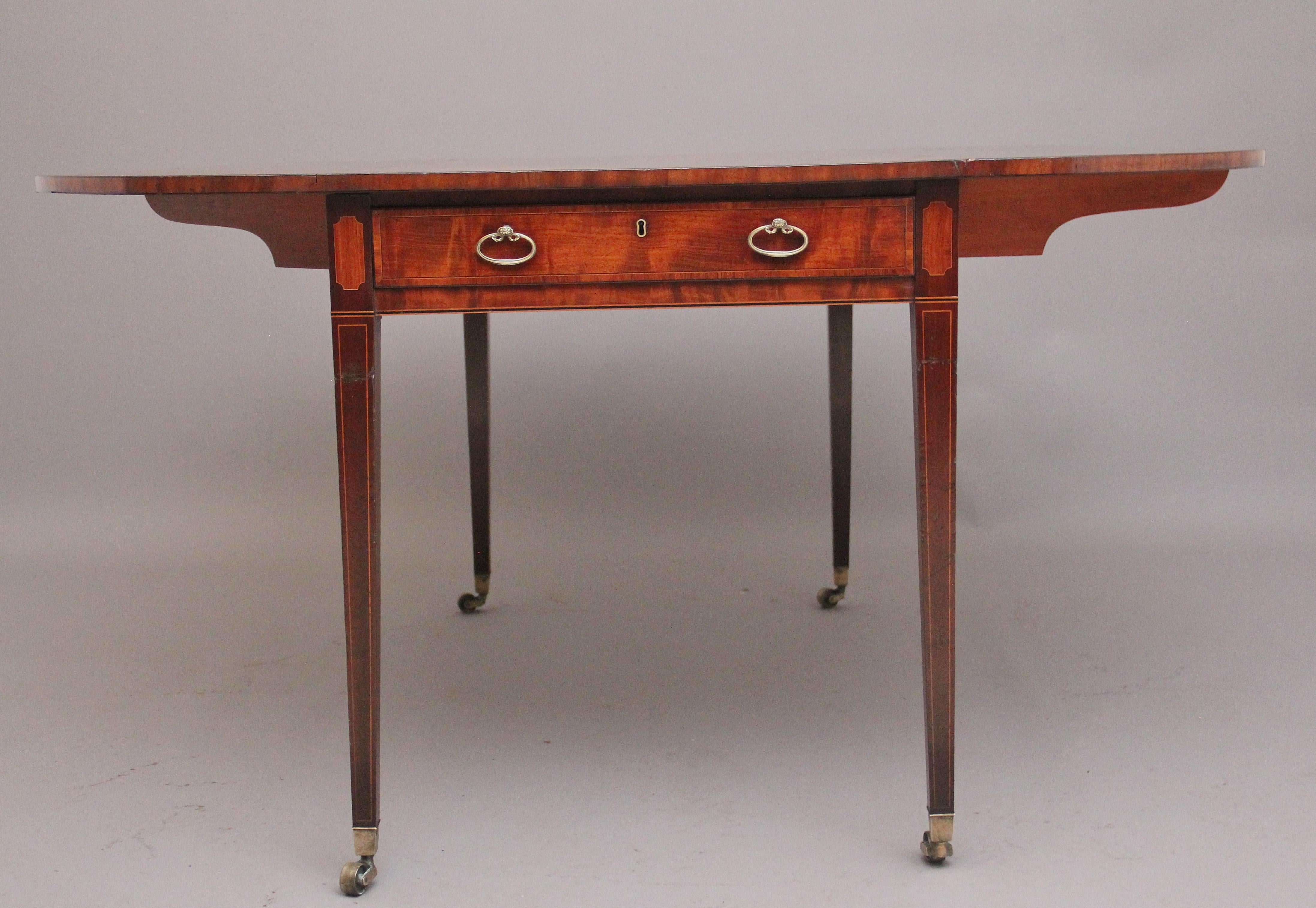 Acajou Grande table Pembroke en acajou marqueté du début du 19e siècle en vente