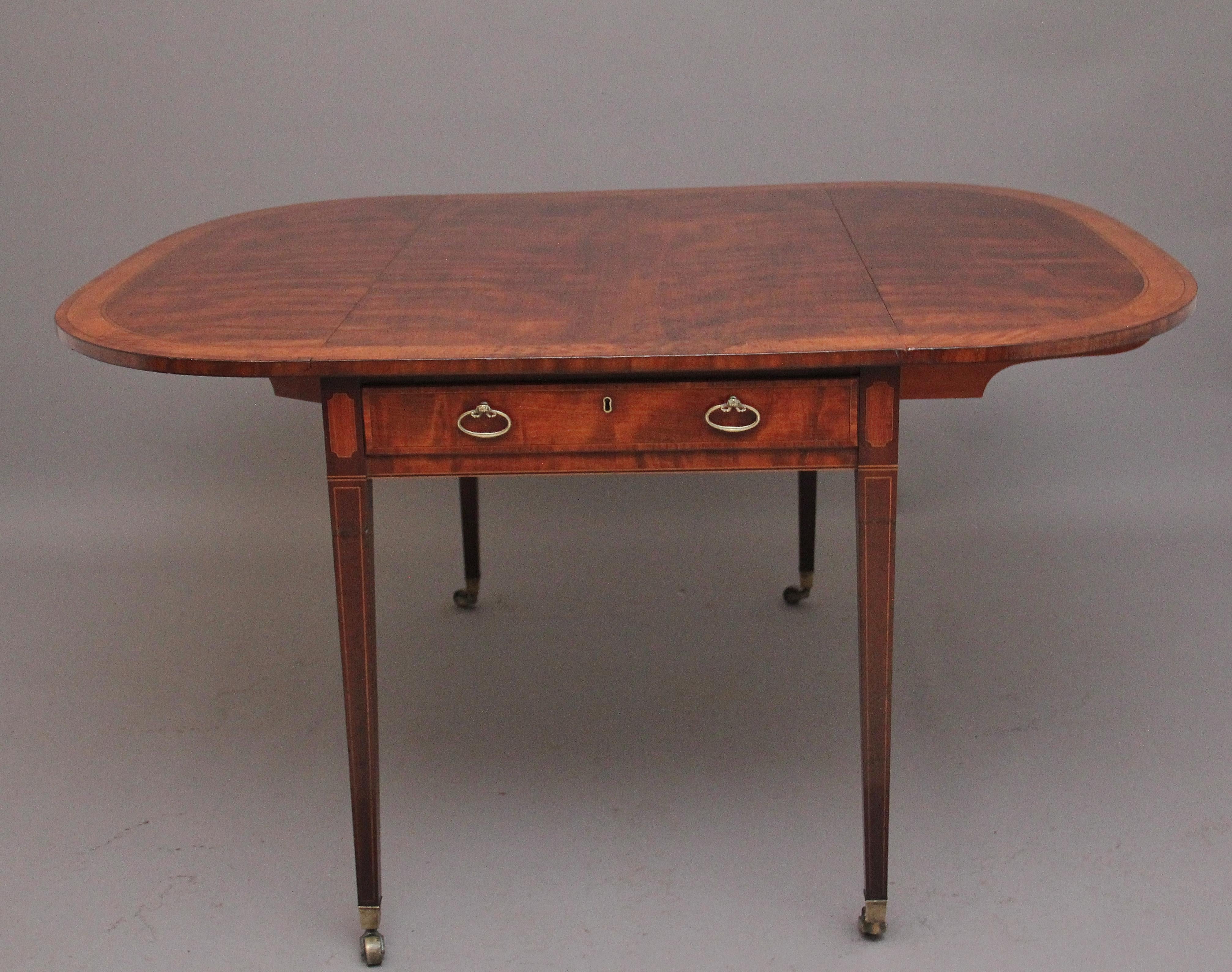 Grande table Pembroke en acajou marqueté du début du 19e siècle en vente 1