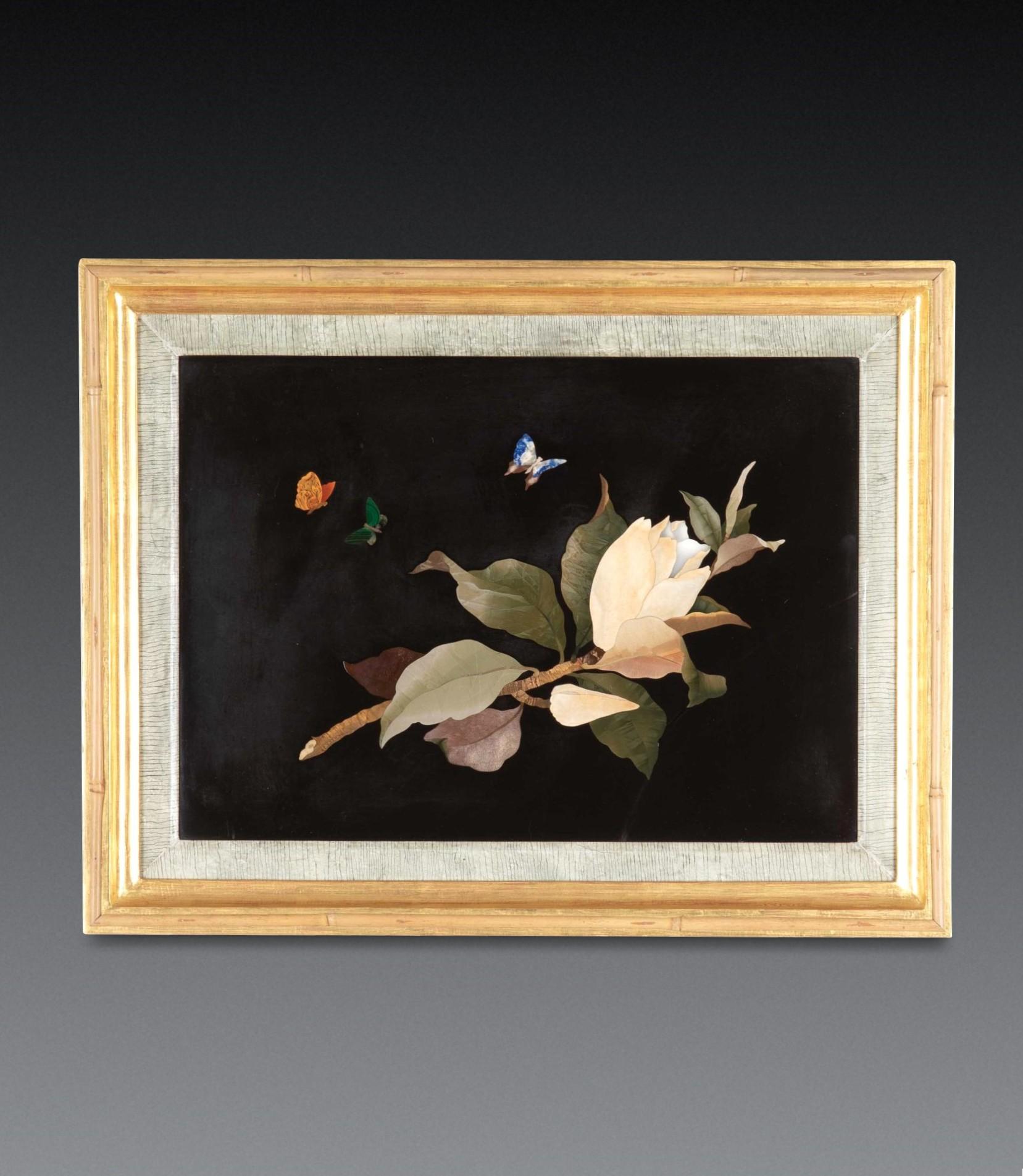 Grand panneau italien en Pietra Dura du début du XIXe siècle, dont le fond en marbre noir est incrusté de divers spécimens de marbres précieux représentant une scène finement exécutée et colorée de papillons voletant autour d'une branche fleurie.