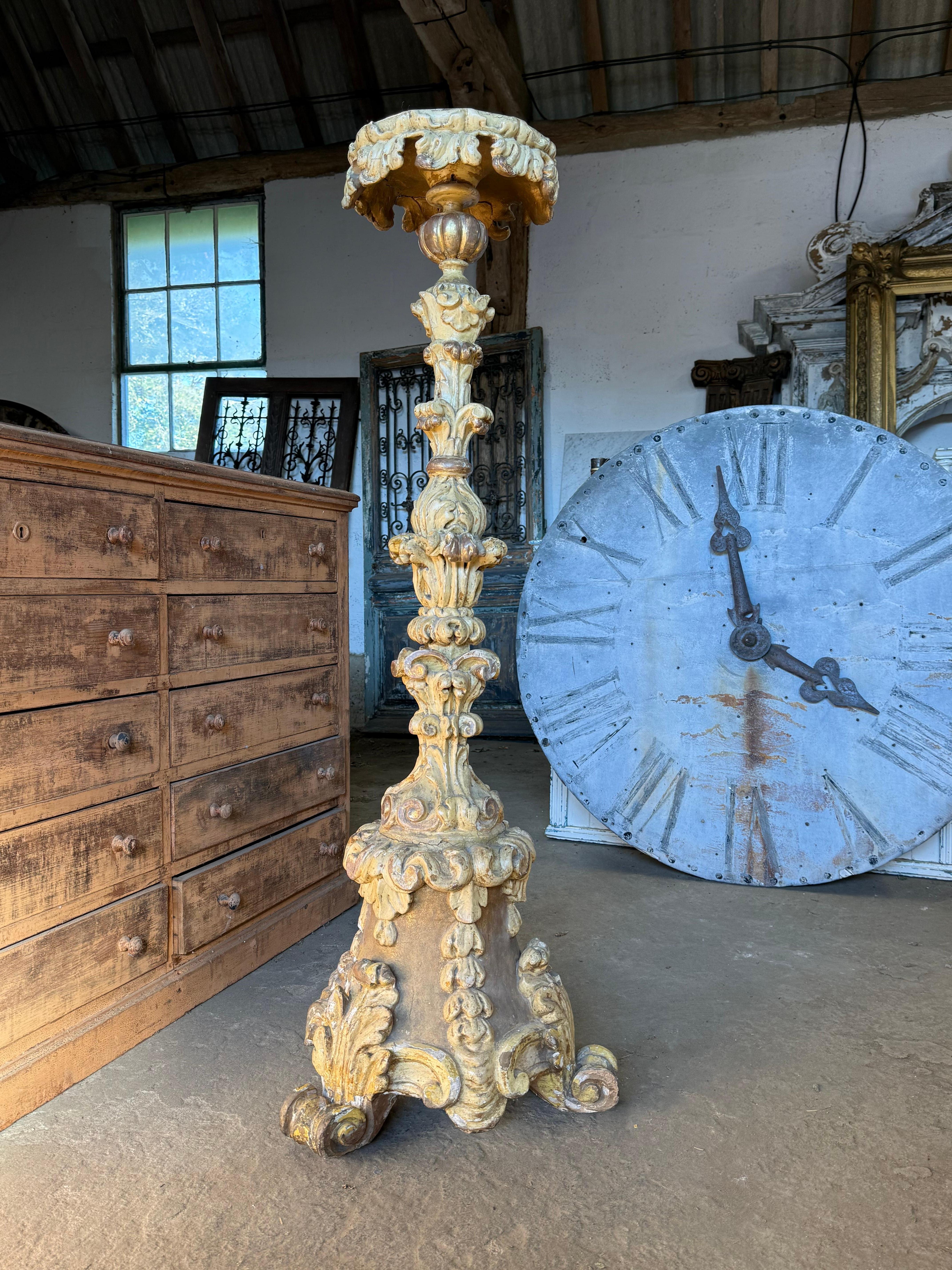 Très belle torchère italienne du début du 19e siècle en bois sculpté et gesso. 
Il présente une belle usure d'origine et des traces de la dorure d'origine, ce qui lui confère un aspect décoratif magnifique.

Veuillez nous contacter pour un devis