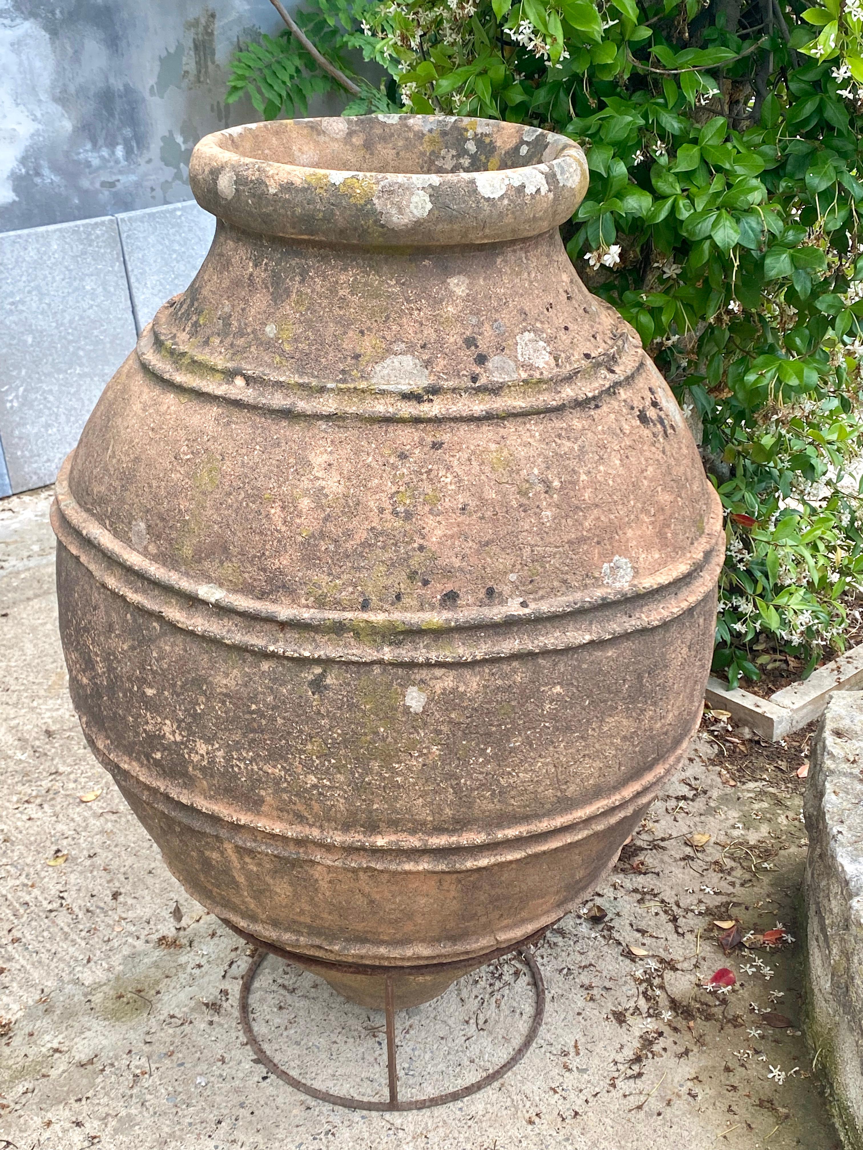 Si tratta di un grande vaso di terracotta proveniente dall'Alentejo/Portogallo. Presenta una bella patina e bande decorative in rilievo intorno ad esso. È stato conservato all'esterno, all'ingresso di una fattoria, come dimostra la sua patina