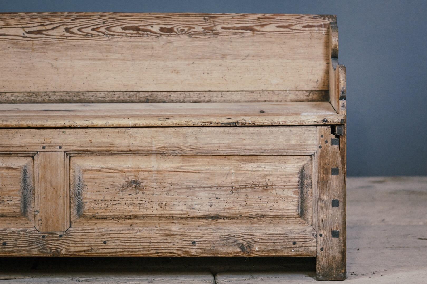 Large Early 19th Century Northern Swedish Pine Box Settle In Fair Condition In Pease pottage, West Sussex