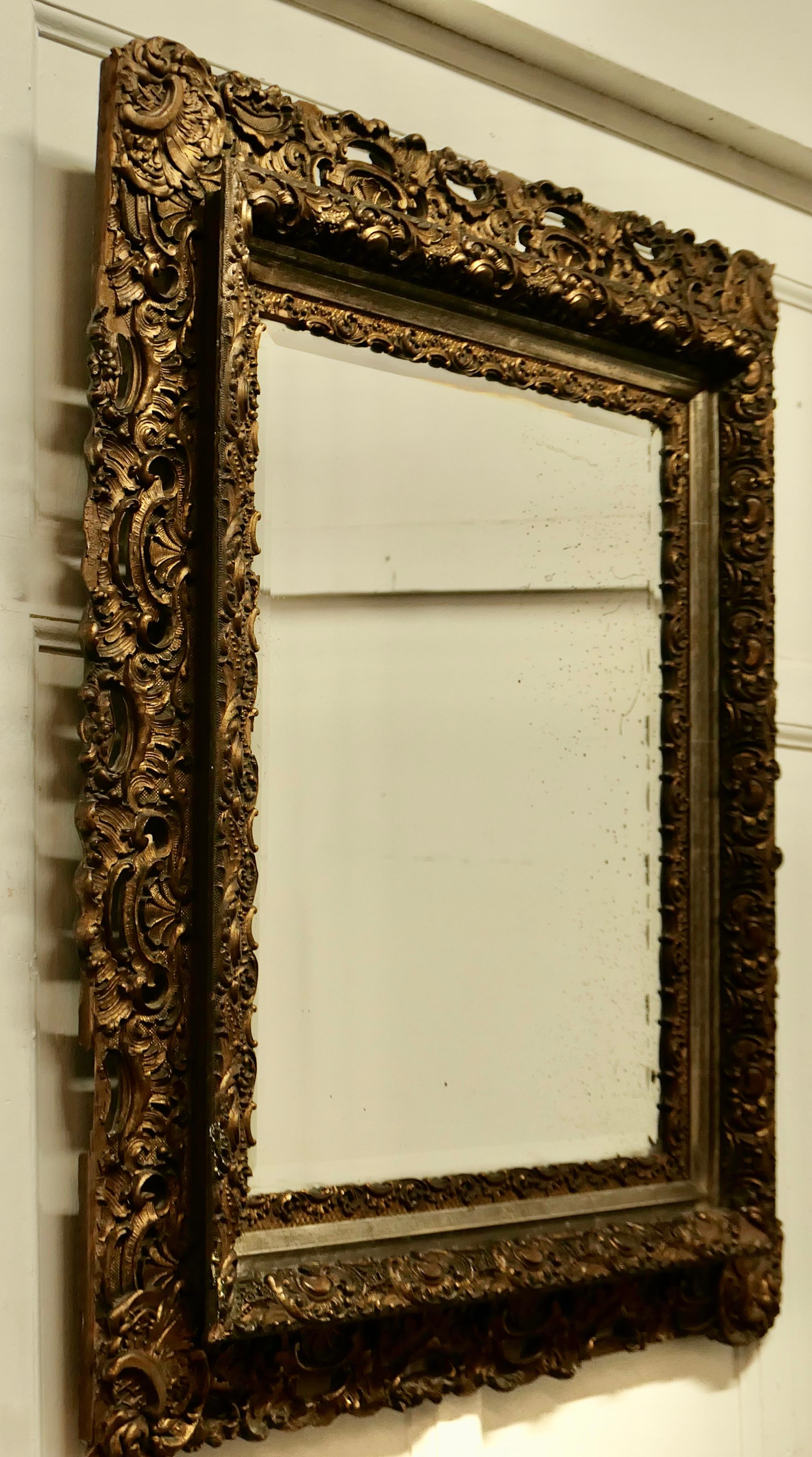 Rococo Grand miroir mural rococo carré doré du début du XIXe siècle en vente