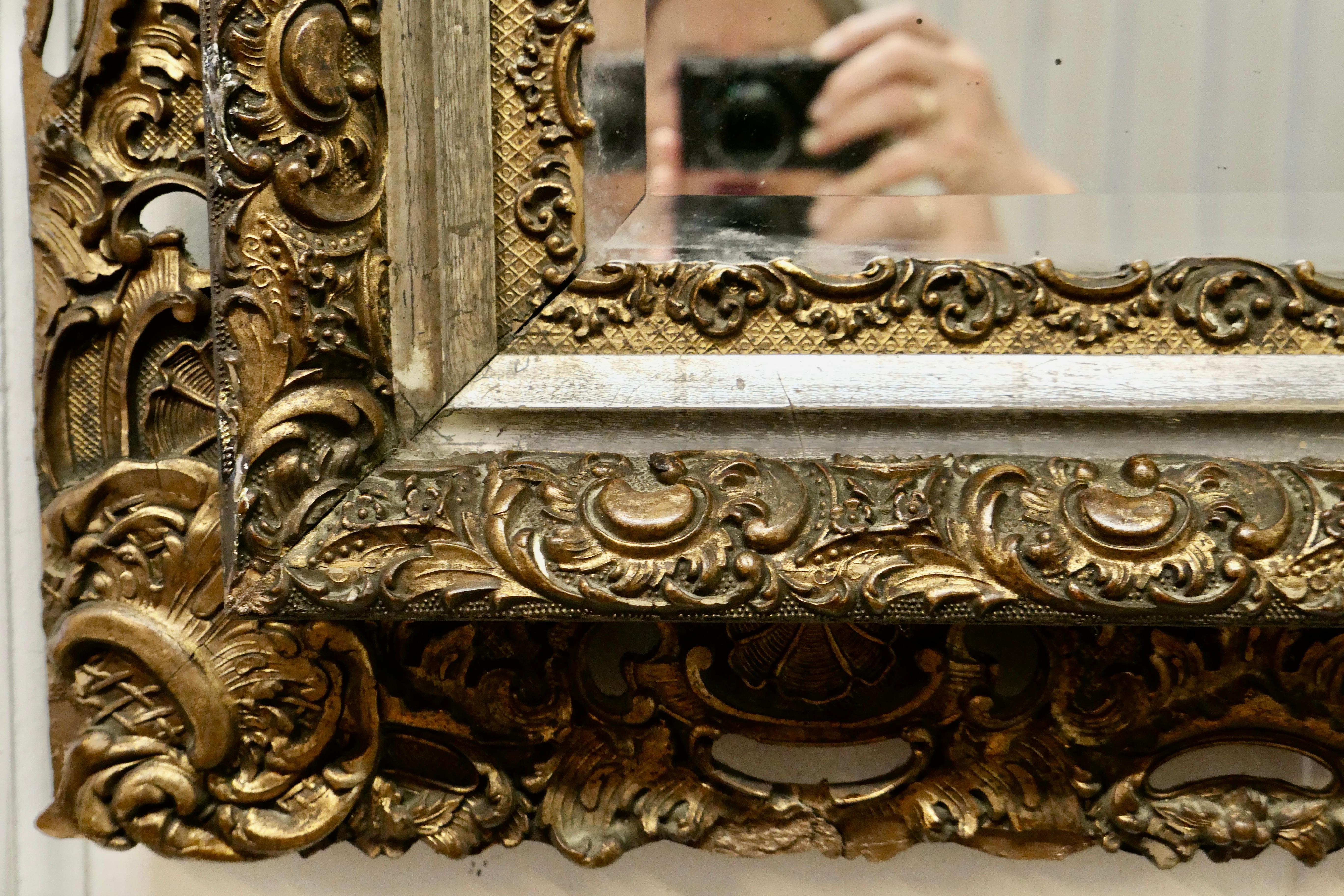 Grand miroir mural rococo carré doré du début du XIXe siècle en vente 1